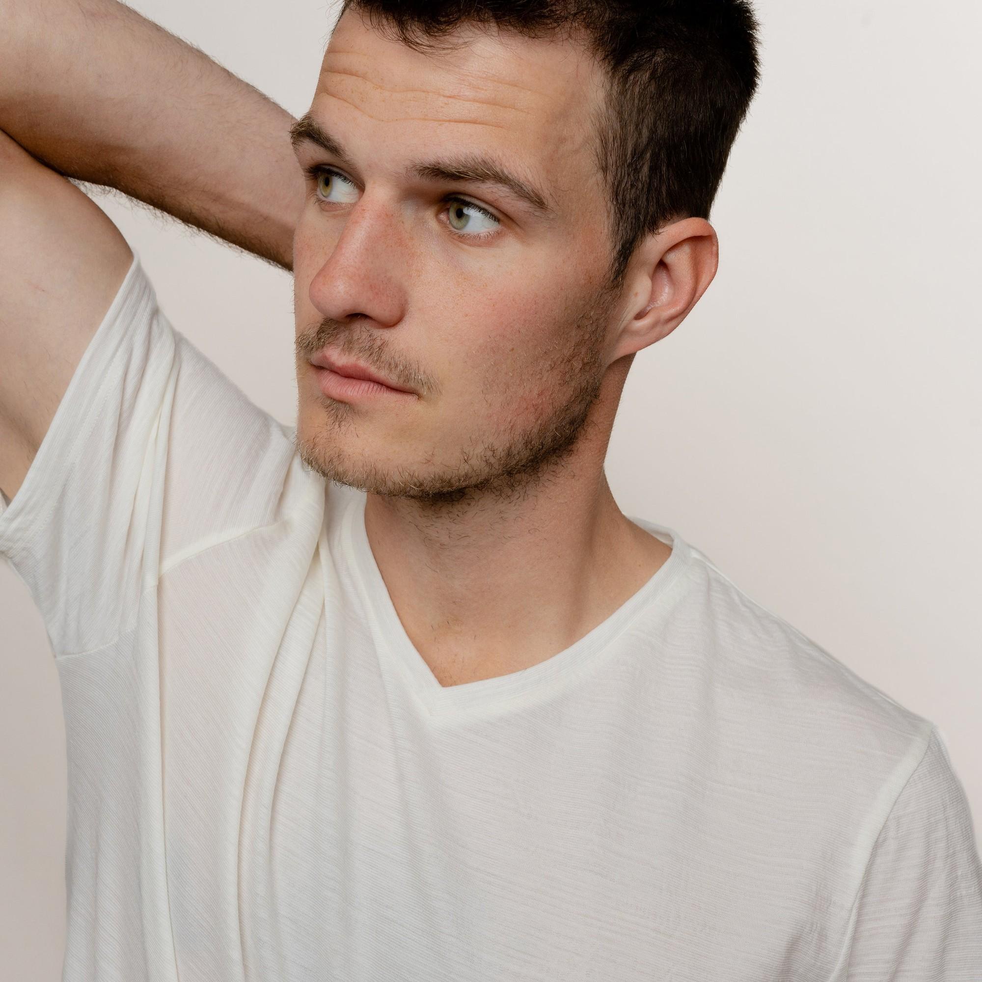 Merino Herren Shirt mit V-Ausschnitt von Tom Fyfe in Wollweiss Ausschnitt des Oberkörpers