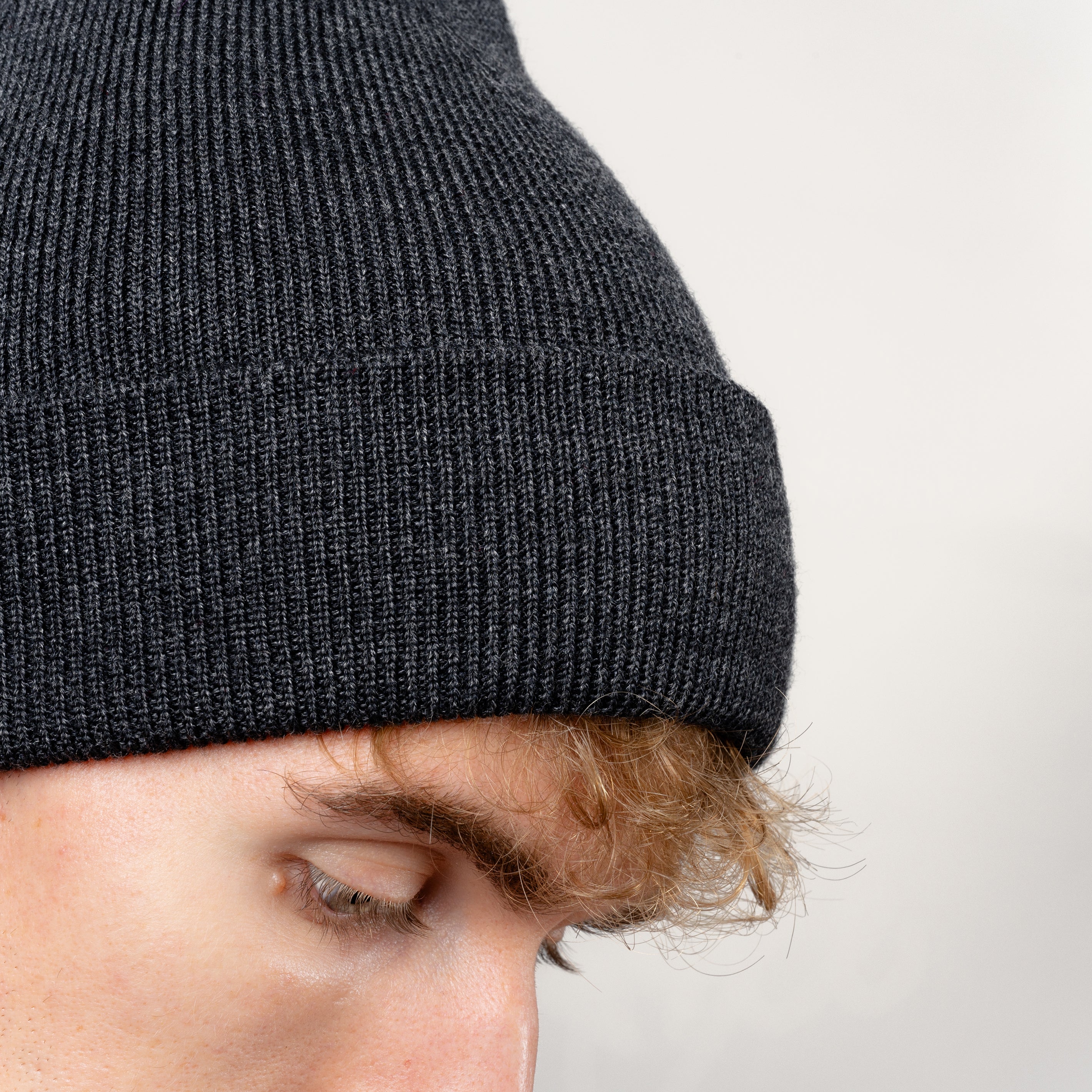 Merino Stickmuetze von Tom Fyfe in Anthrazit