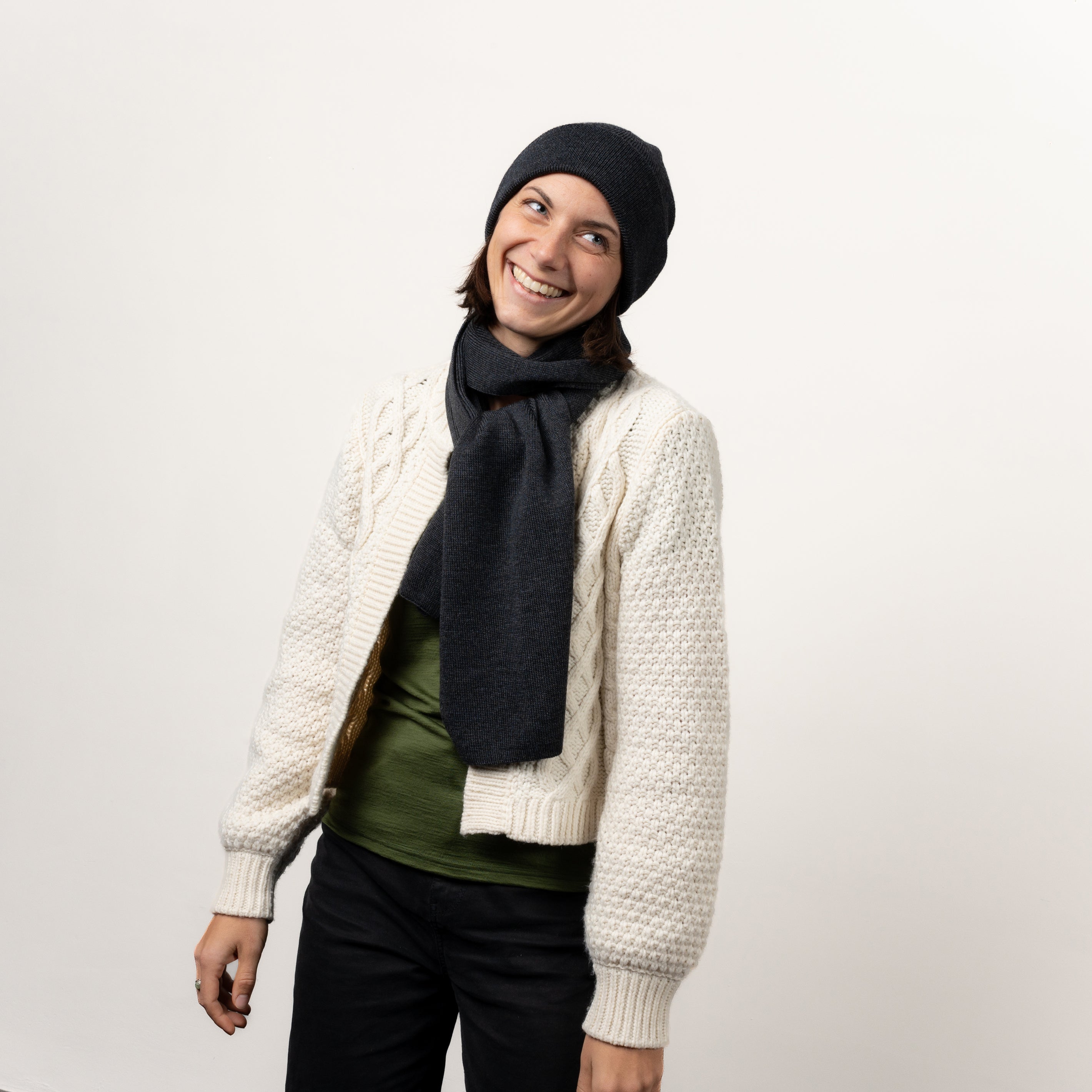 Merino Stickmuetze von Tom Fyfe in Anthrazit