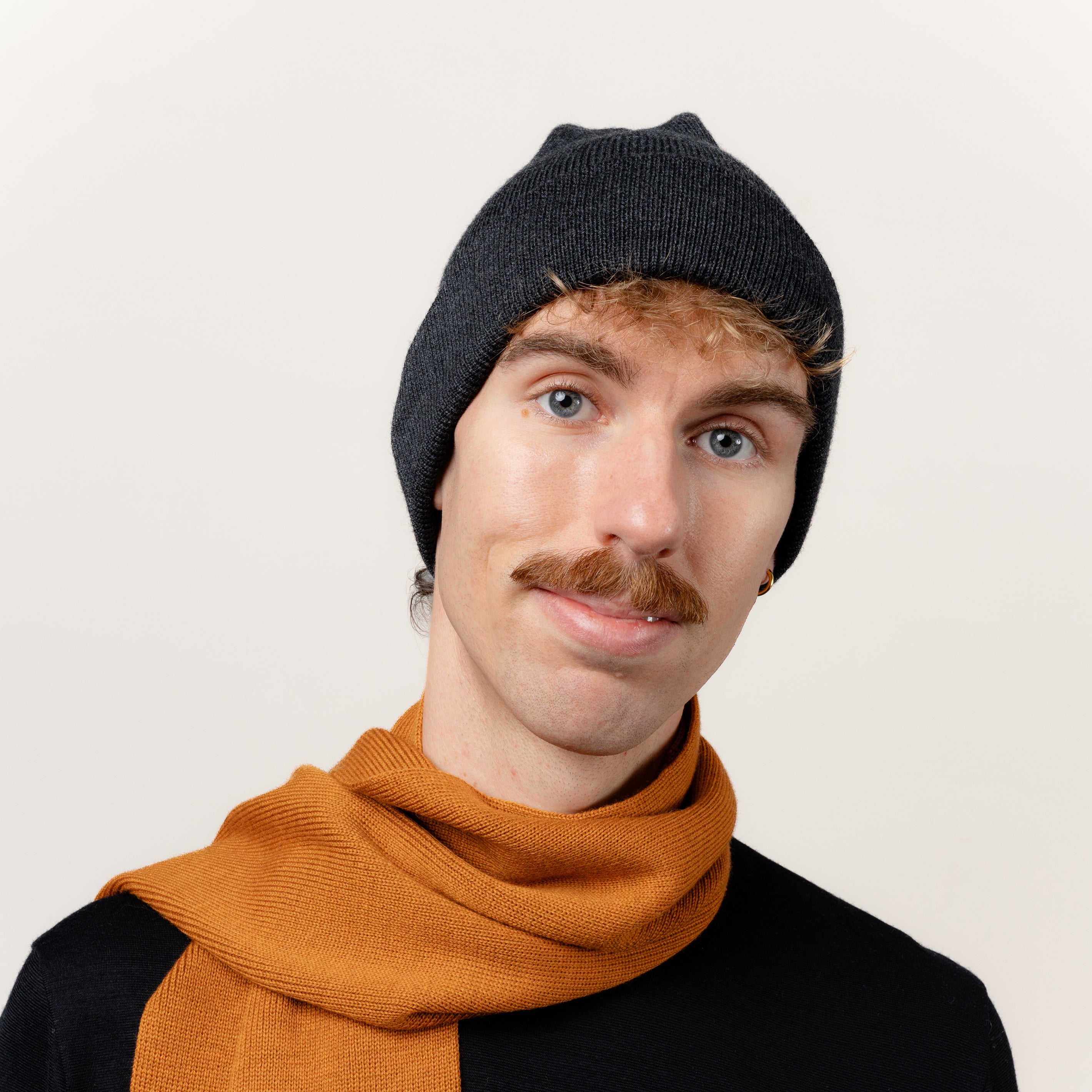 Merino Stickmuetze von Tom Fyfe in Anthrazit