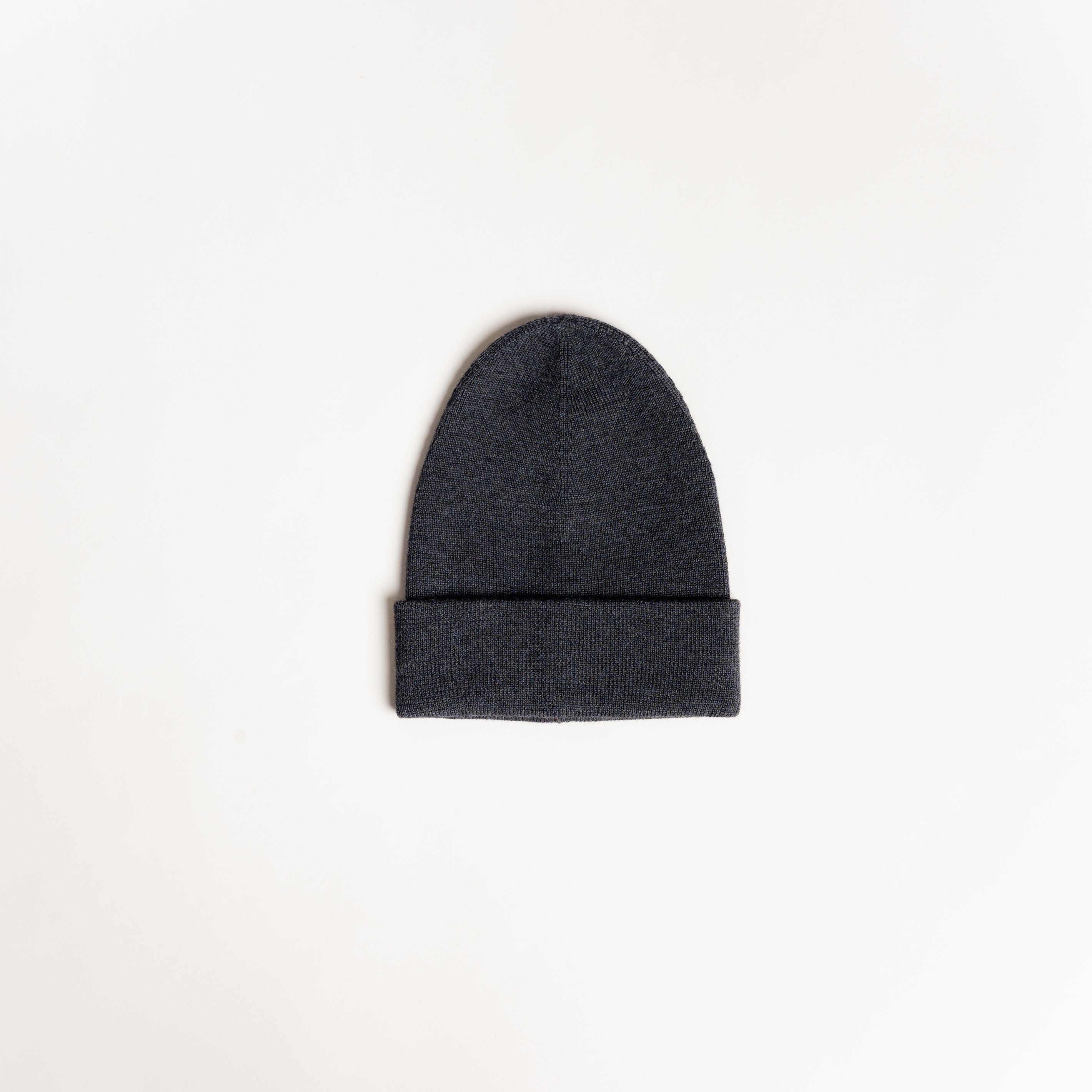 Merino Stickmuetze von Tom Fyfe in Anthrazit