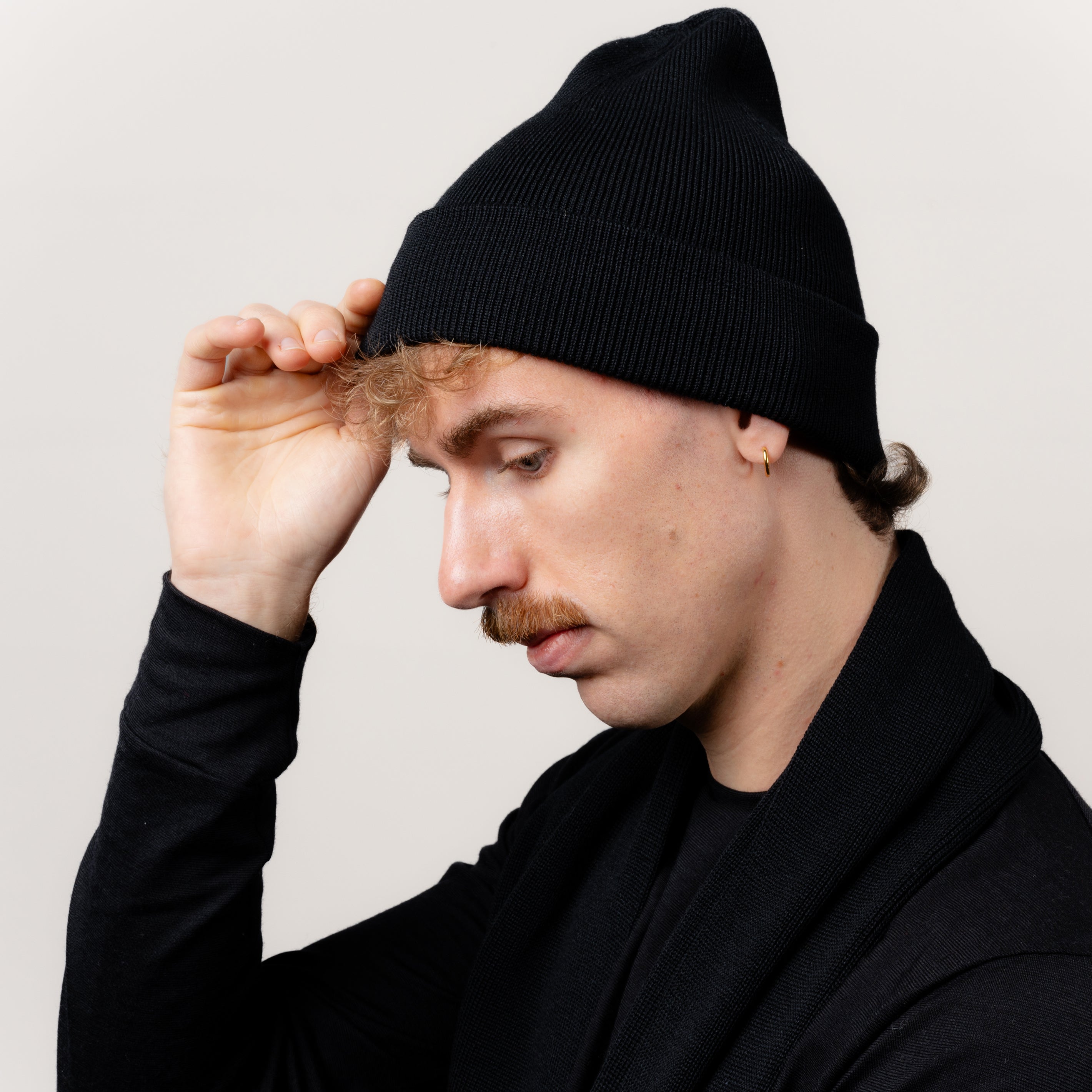 Merino Stickmuetze von Tom Fyfe in Schwarz