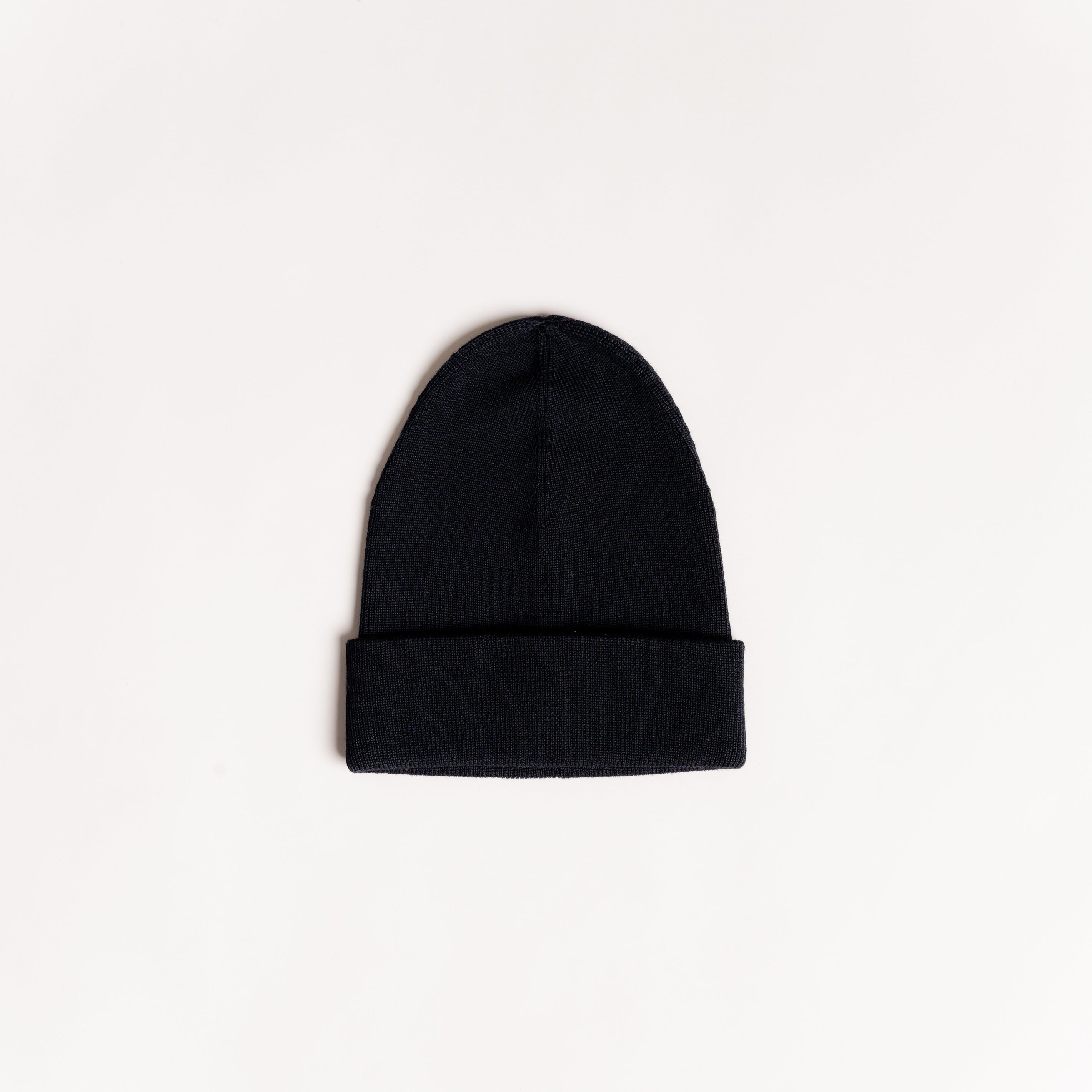 Merino Stickmuetze von Tom Fyfe in Schwarz