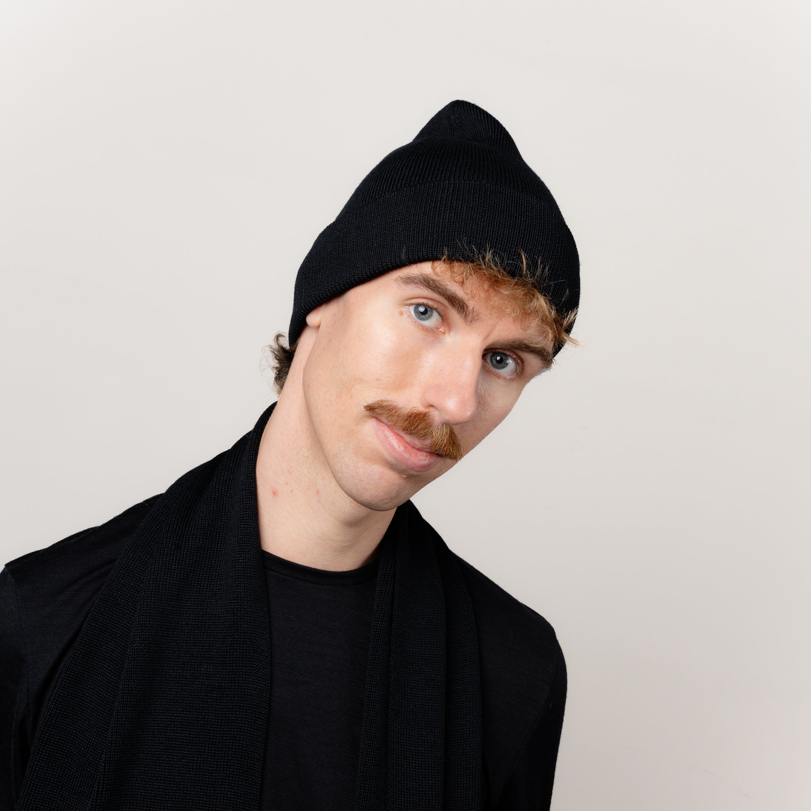 Merino Stickmuetze von Tom Fyfe in Schwarz