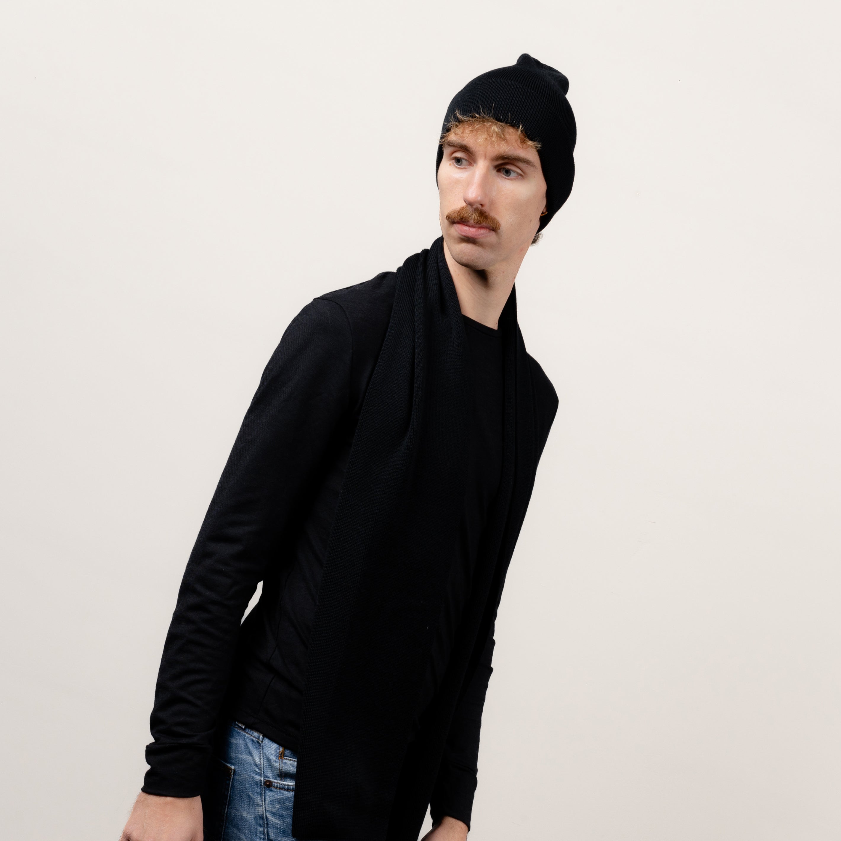 Merino Stickmuetze von Tom Fyfe in Schwarz