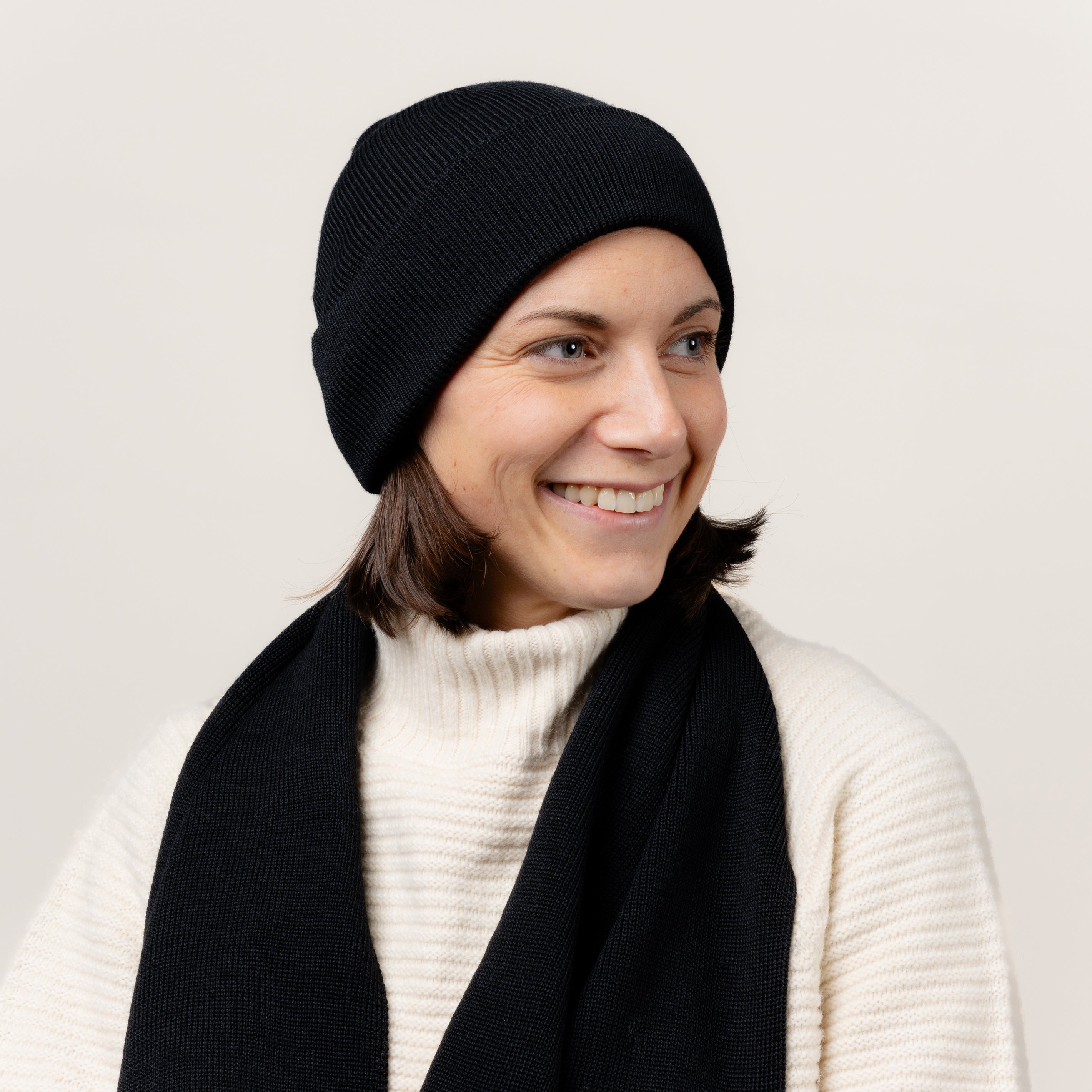 Merino Stickmuetze von Tom Fyfe in Schwarz
