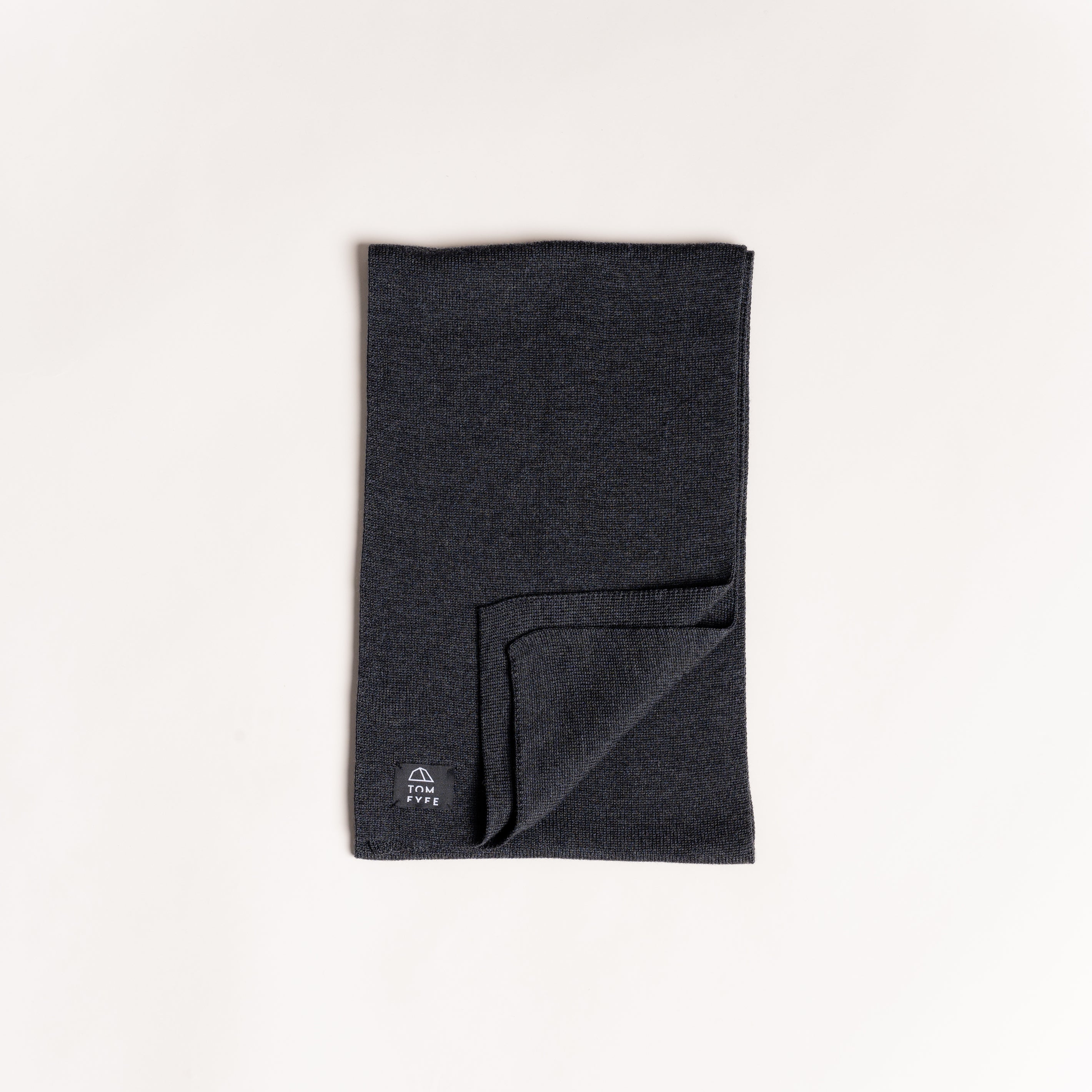 Merino Strickschal von Tom Fyfe in Anthrazit
