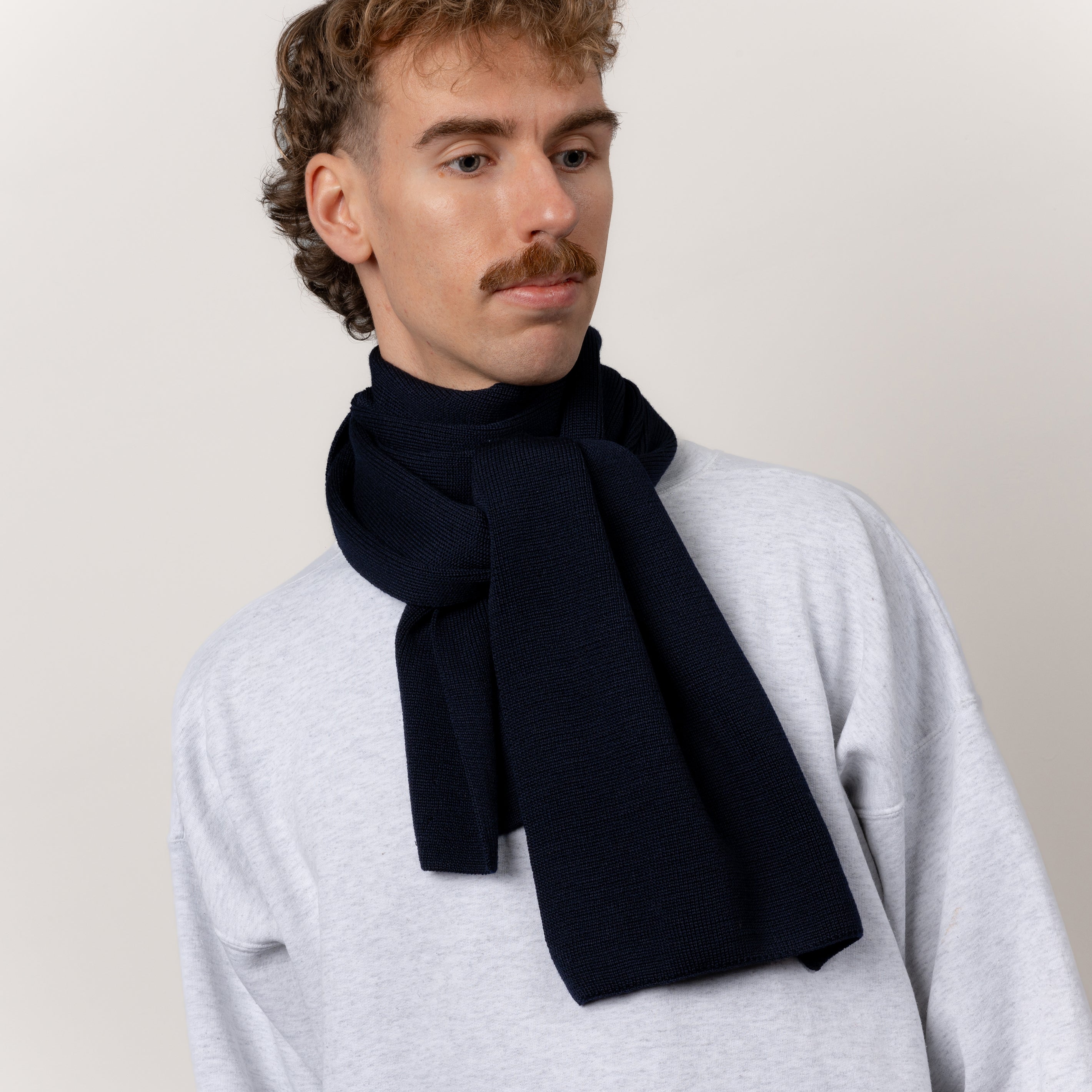 Merino Strickschal von Tom Fyfe in Dunkelblau