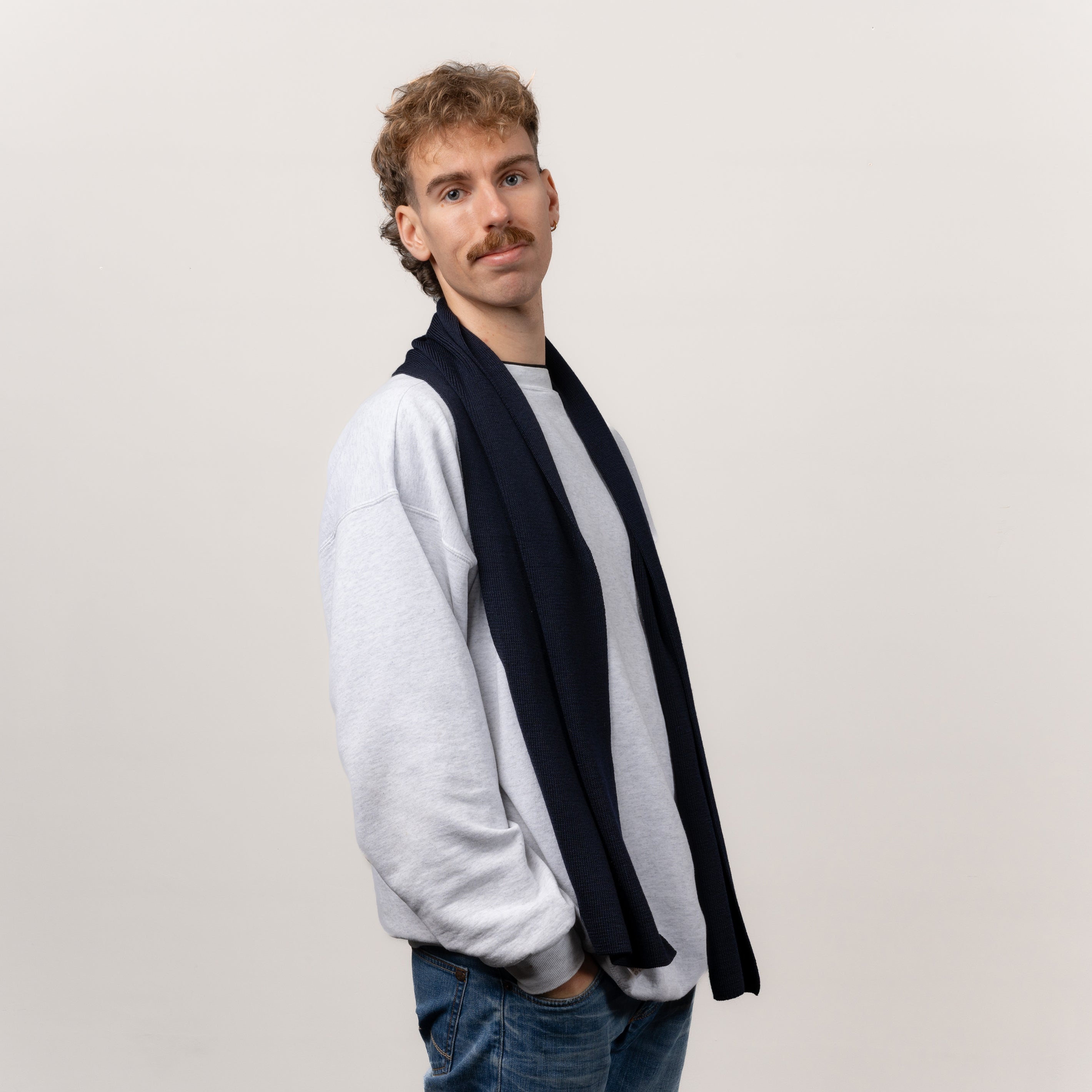 Merino Strickschal von Tom Fyfe in Dunkelblau