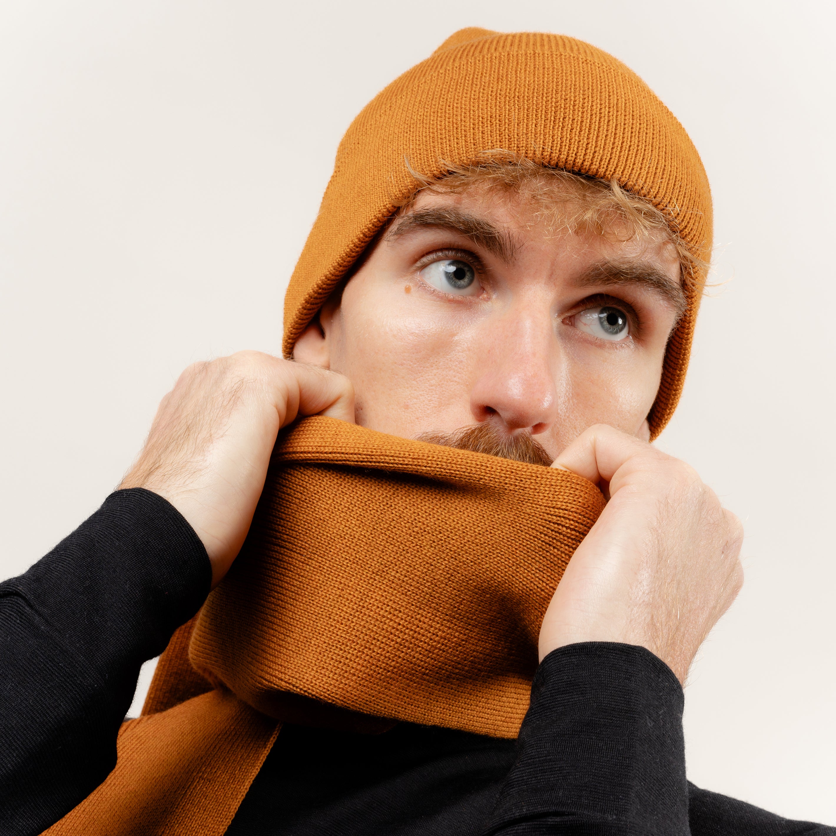 Merino Strickschal von Tom Fyfe in Ocker