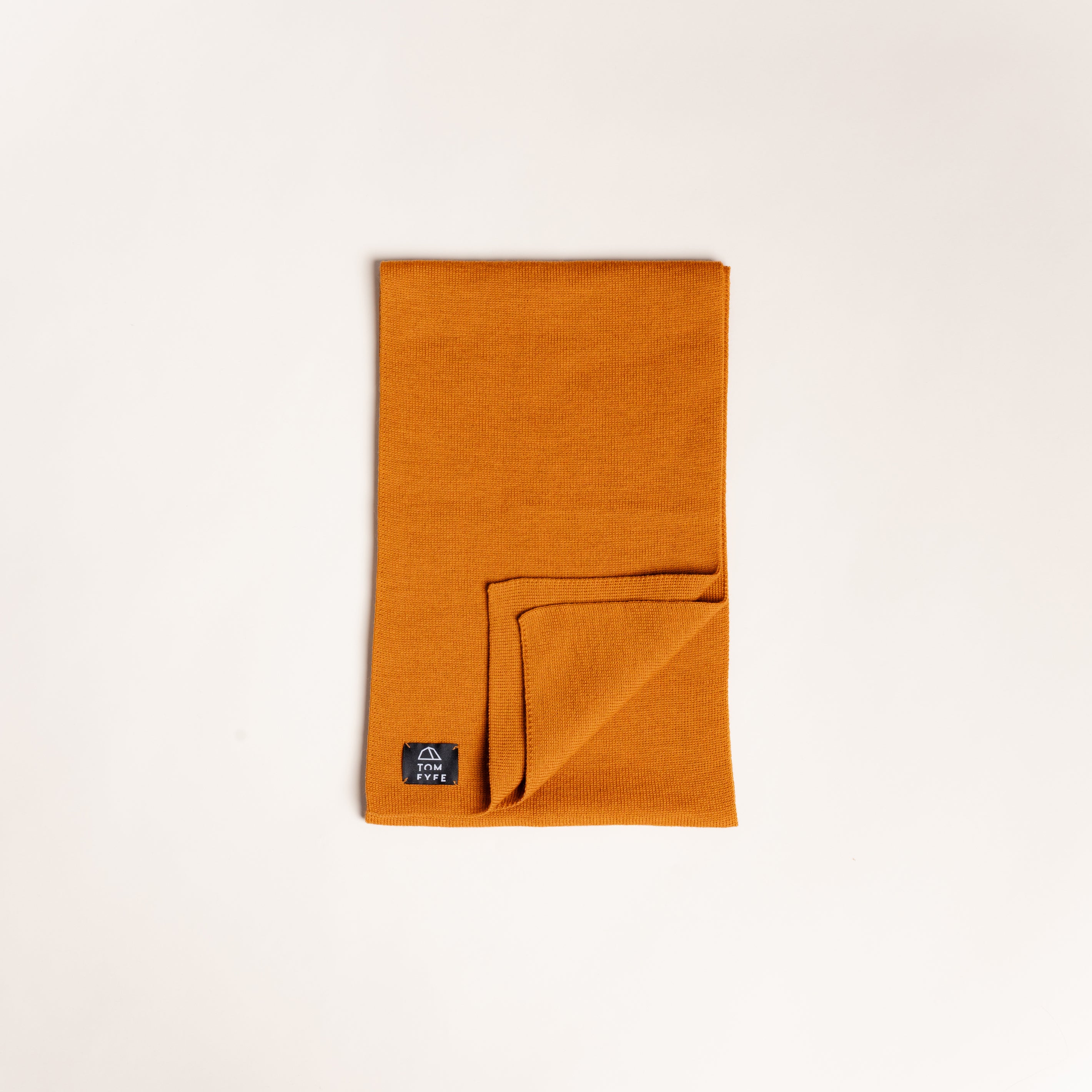Merino Strickschal von Tom Fyfe in Ocker