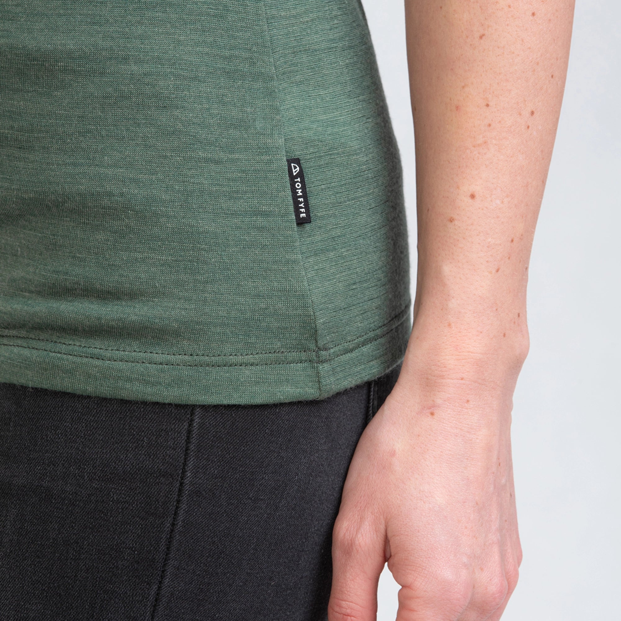 TOM FYFE Merino Damen T-Shirt Slim Fit Thyme Label Detail TF202008