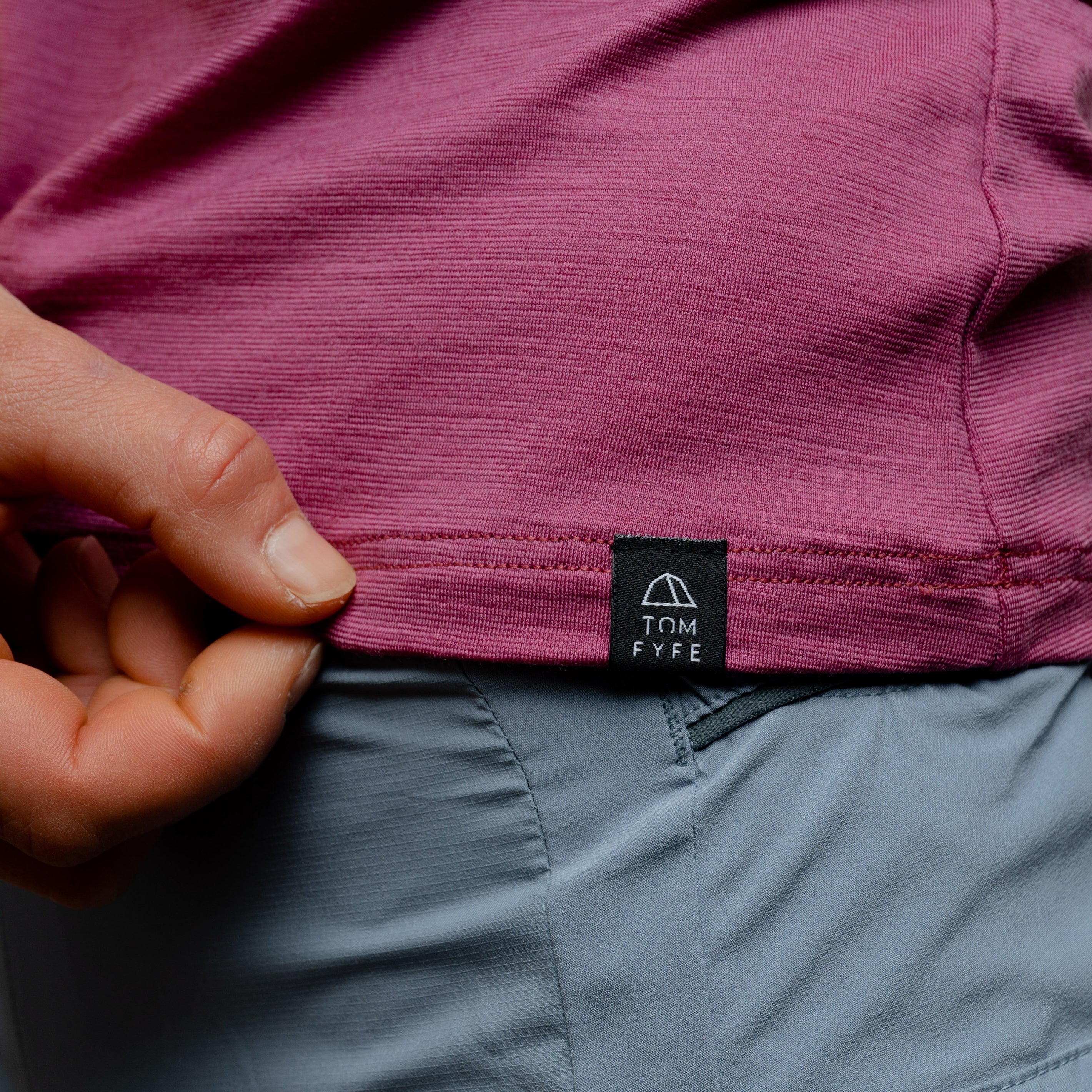 Model mit Merino Herren Shirt mit angenaehtem Stofflabel mit Logo von Tom Fyfe in Brombeere