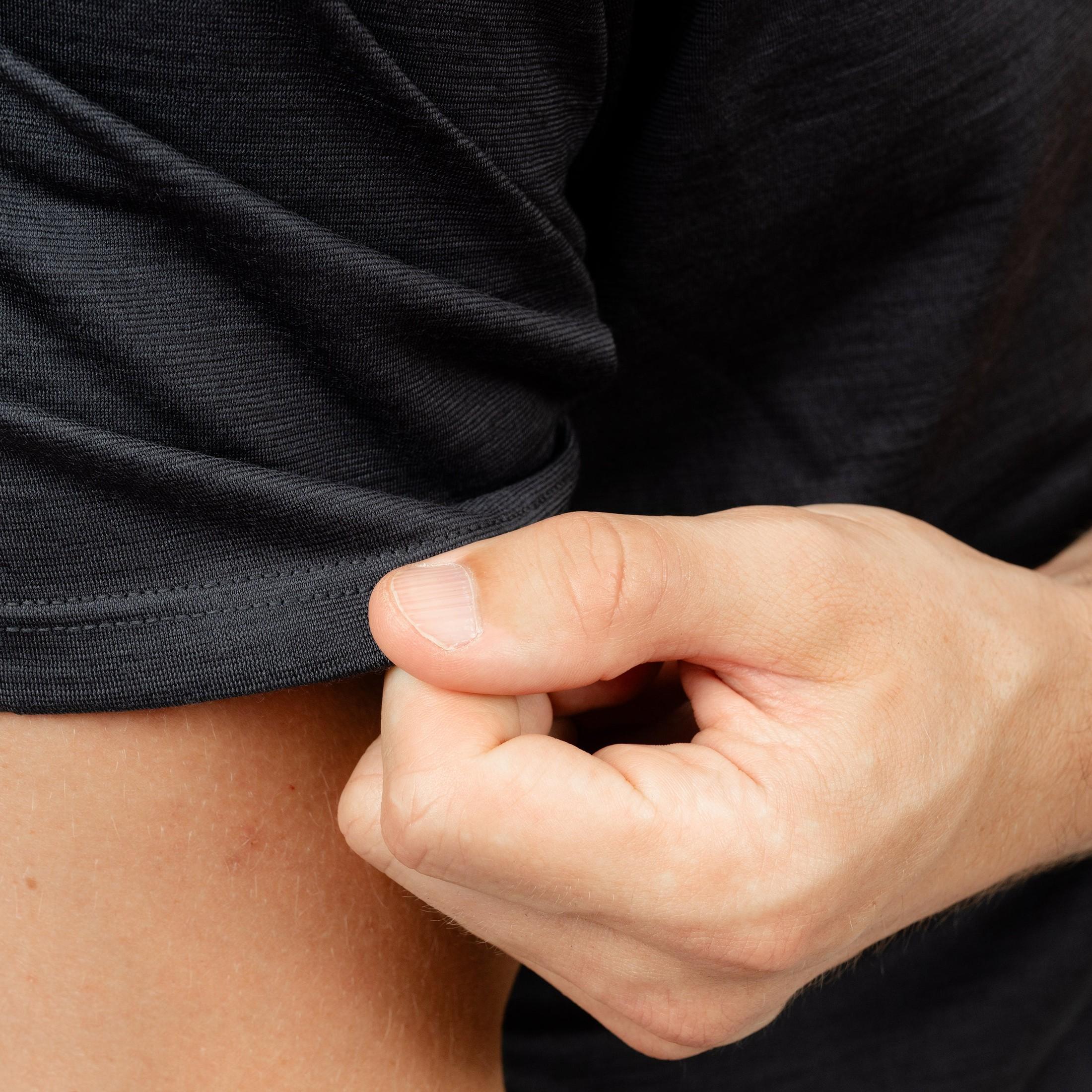 Merino T-Shirt Regular Fit Unisex seitliche Nahaufnahme von TOM FYFE in Anthrazit