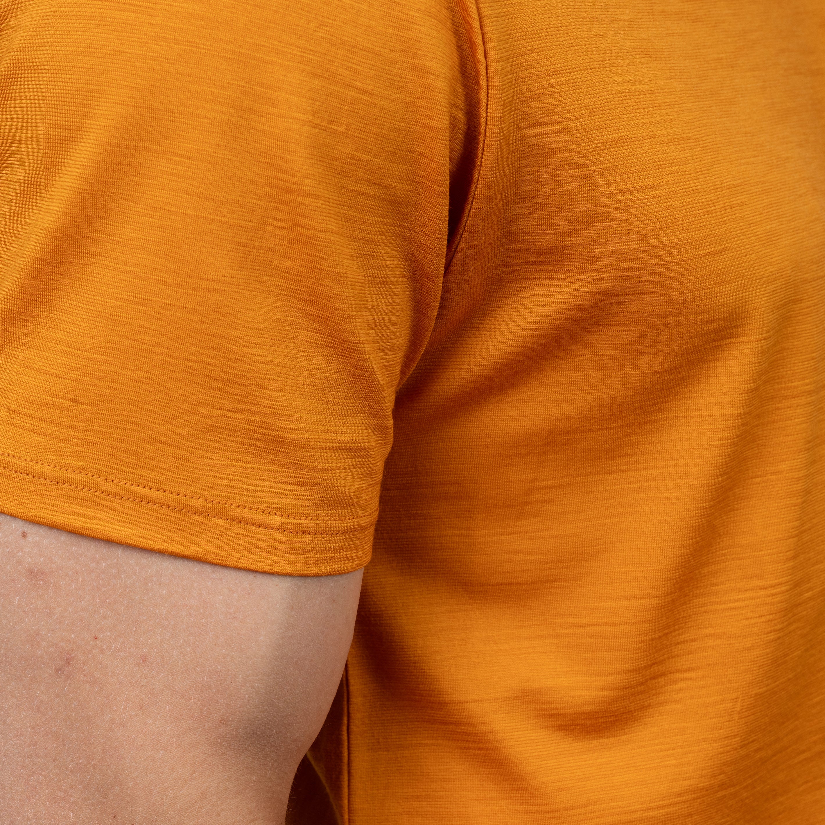 Merino T-Shirt Regular Fit Unisex seitliche Nahaufnahme von Tom Fyfe in Kurkuma