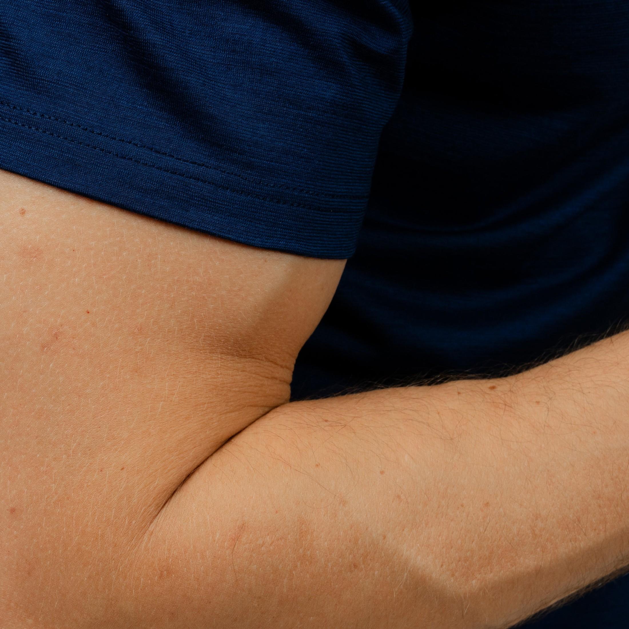 Merino T-Shirt Regular Fit Unisex seitliche Nahaufnahme von TOM FYFE in Marine