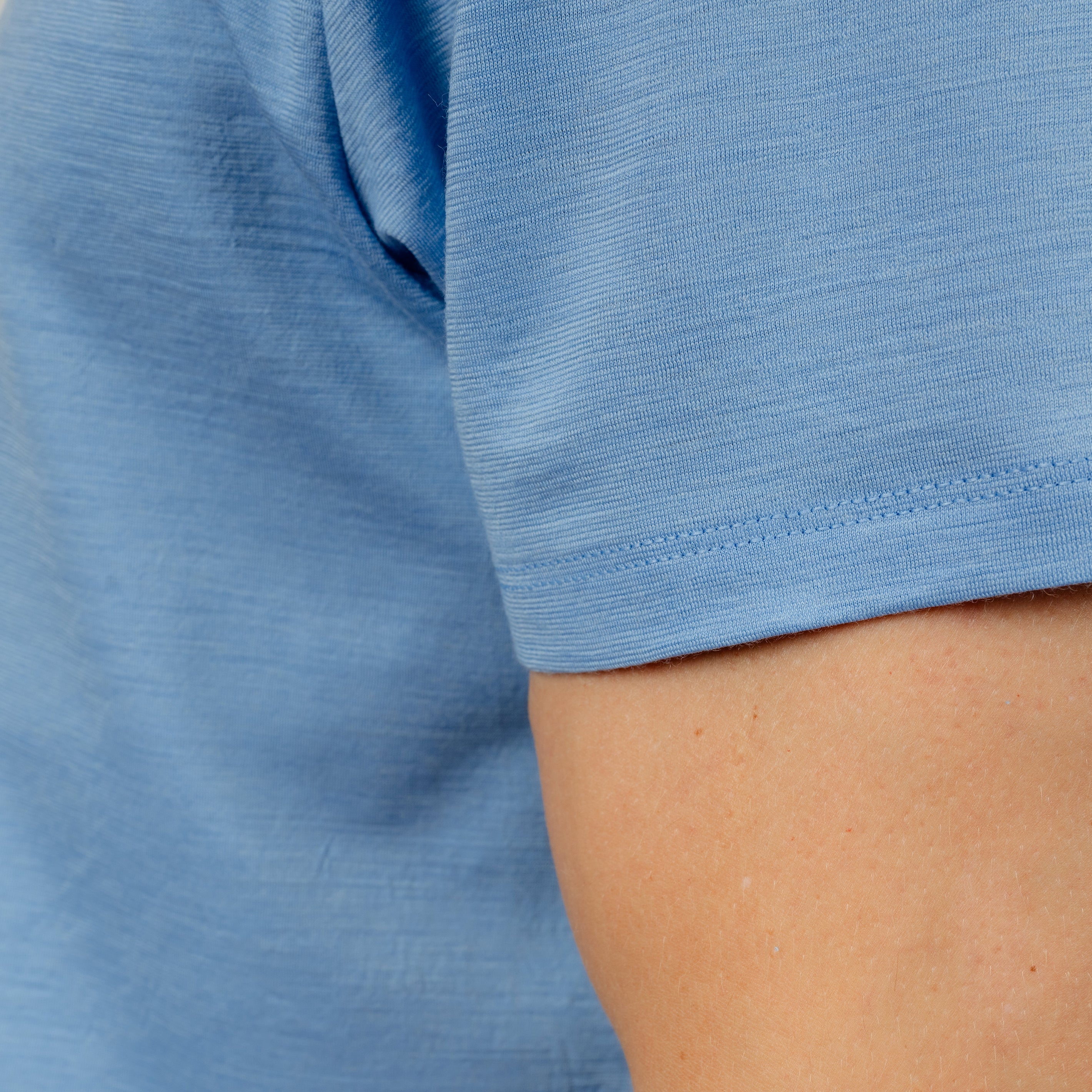 Merino T-Shirt Regular Fit Unisex seitliche Nahaufnahme von Tom Fyfe in Steelblue