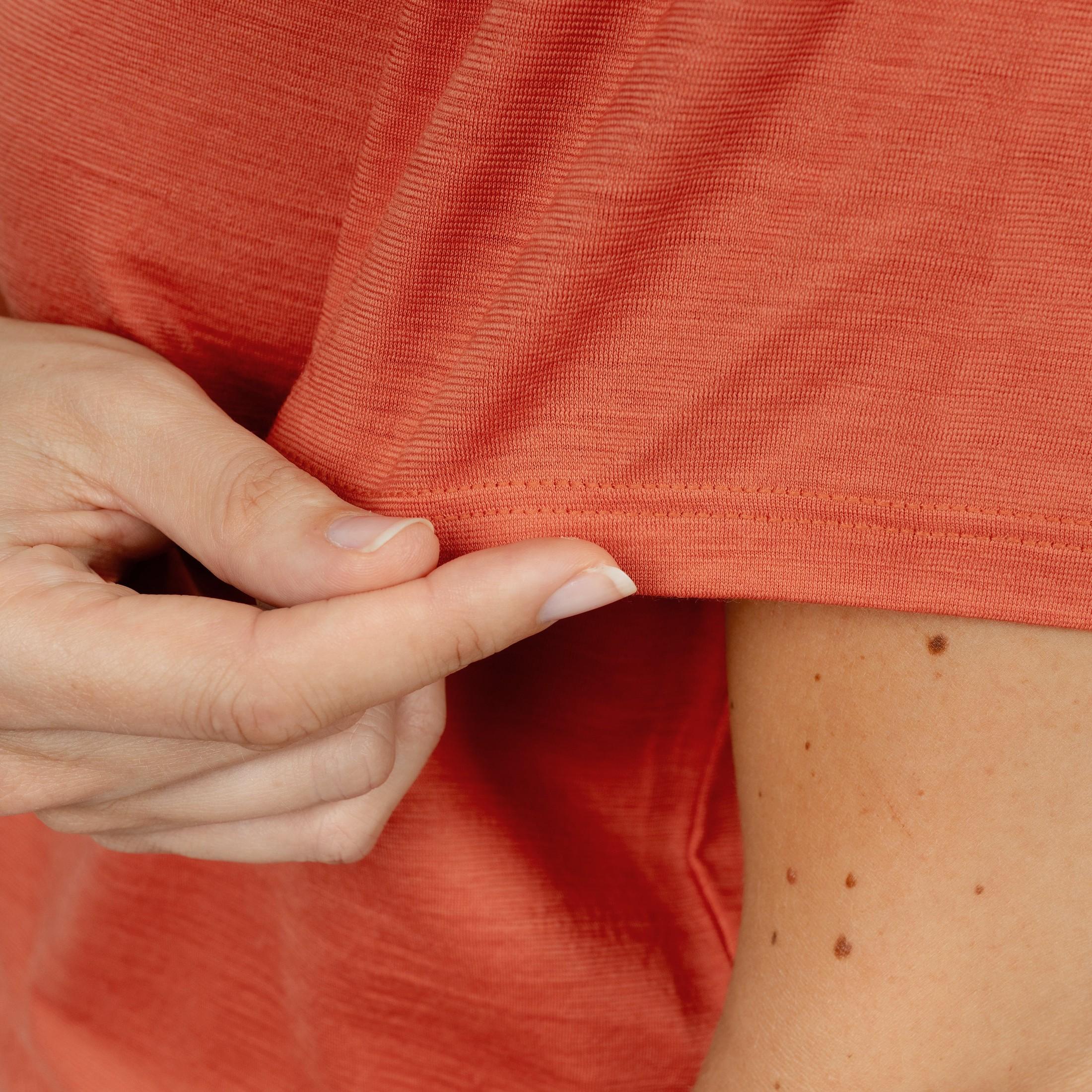 Merino T-Shirt Regular Fit Unisex seitliche Nahaufnahme von TOM FYFE in Terracotta