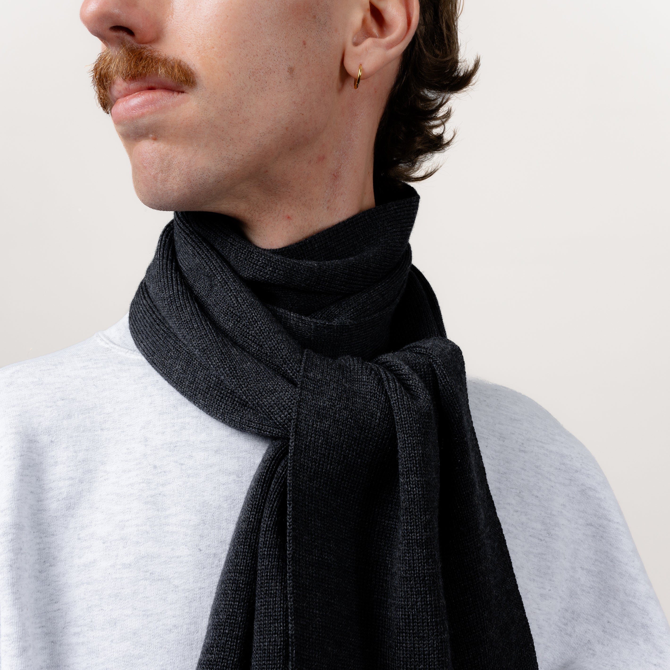 Merino Strickschal von Tom Fyfe in Anthrazit