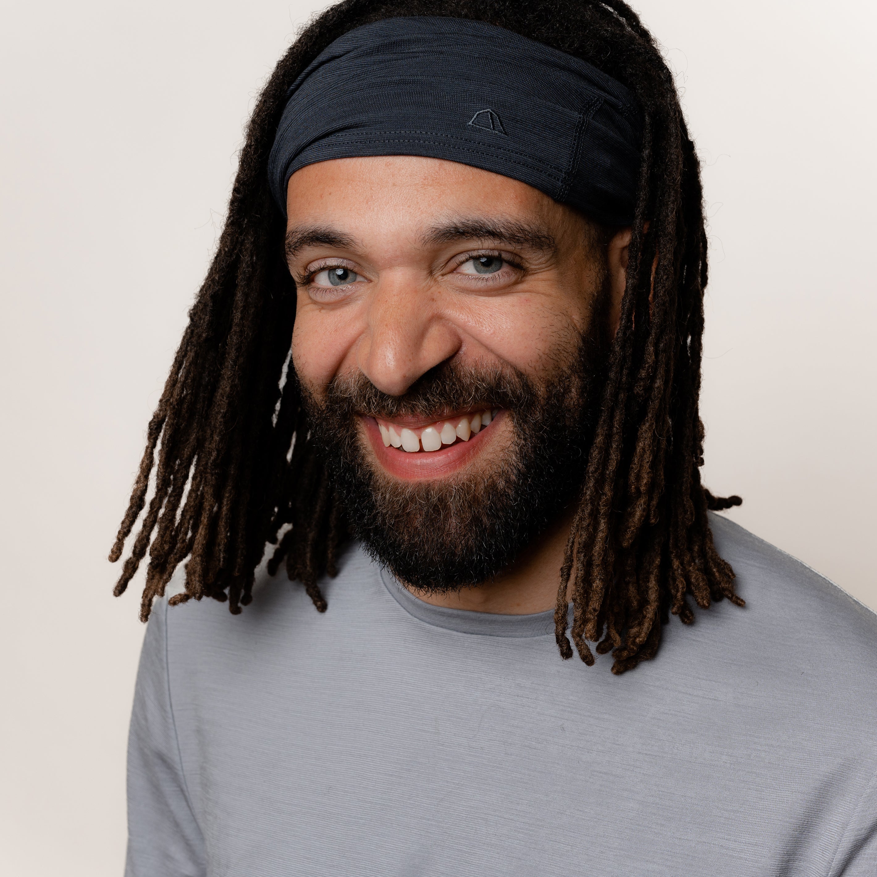 Männliches Model mit Merino Schlauchschal Multifunktionstuch von Tom Fyfe in Anthrazit als Kopfbedeckung