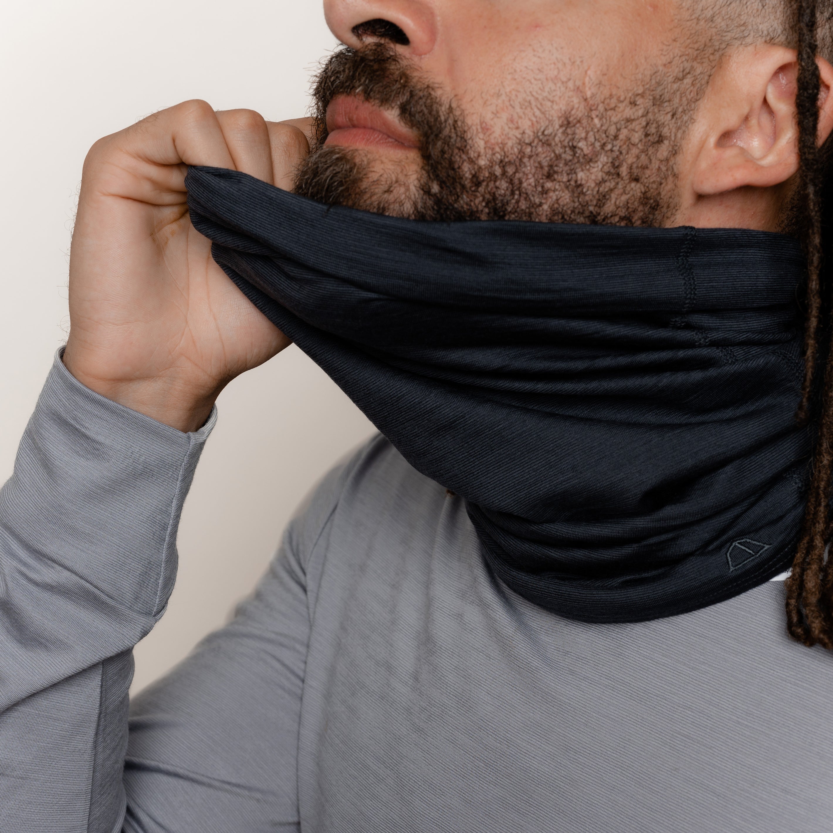 Dehnbarer Merino Schlauchschal Multifunktionstuch von Tom Fyfe in Anthrazit