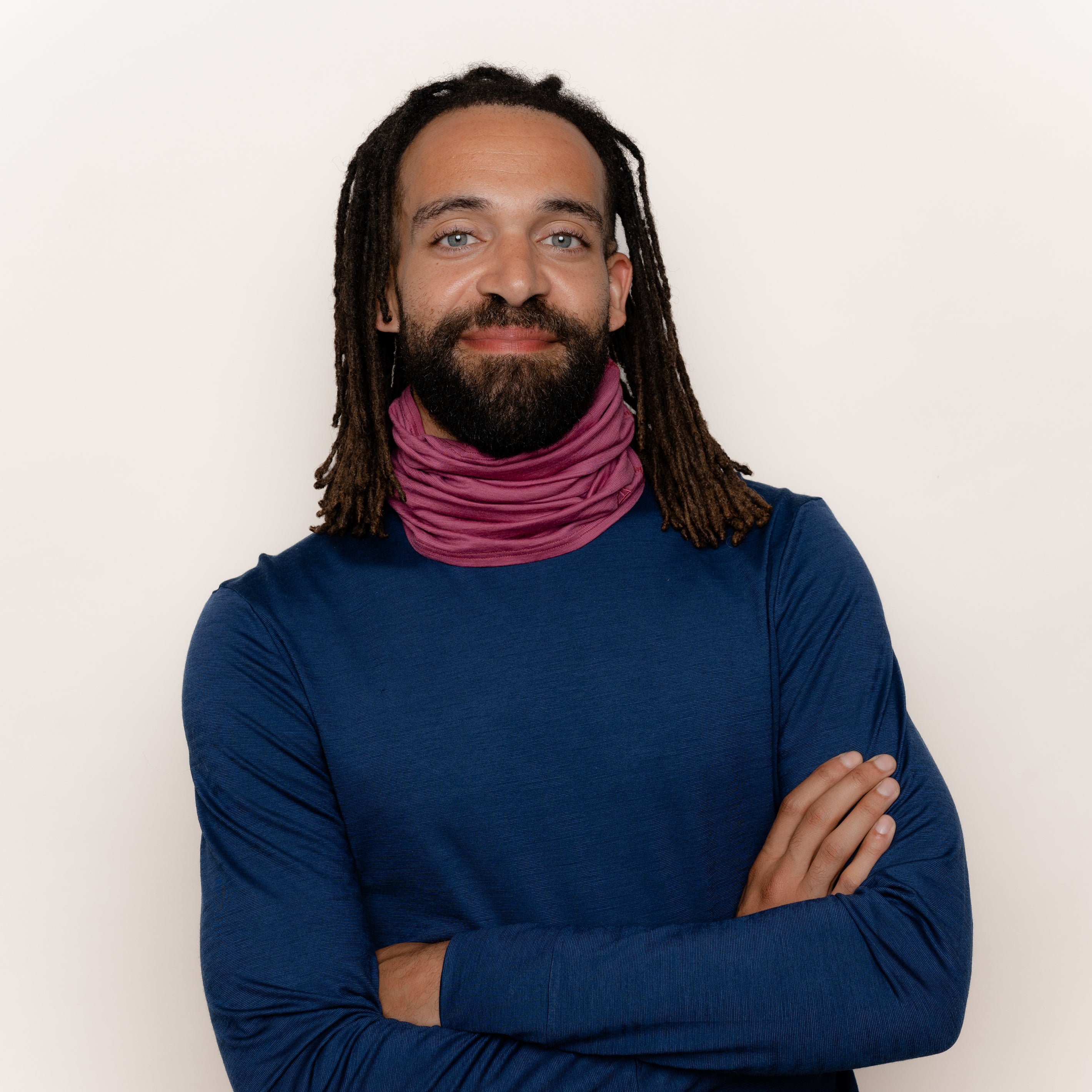 Männliches Model mit Merino Schlauchschal Multifunktionstuch von Tom Fyfe in Brombeere