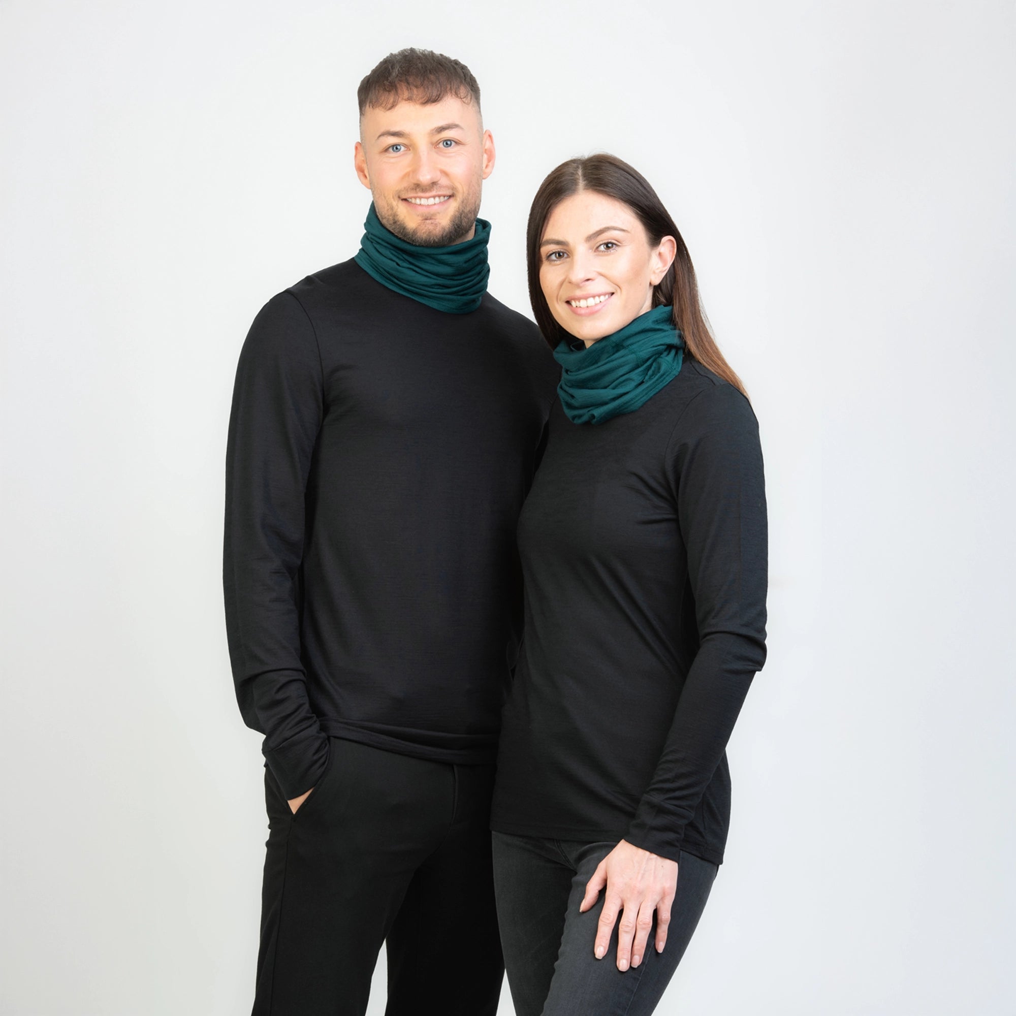 TOM FYFE Merino Schlauchschal in Deep Teal, beide Models tragen den Schal TF737301