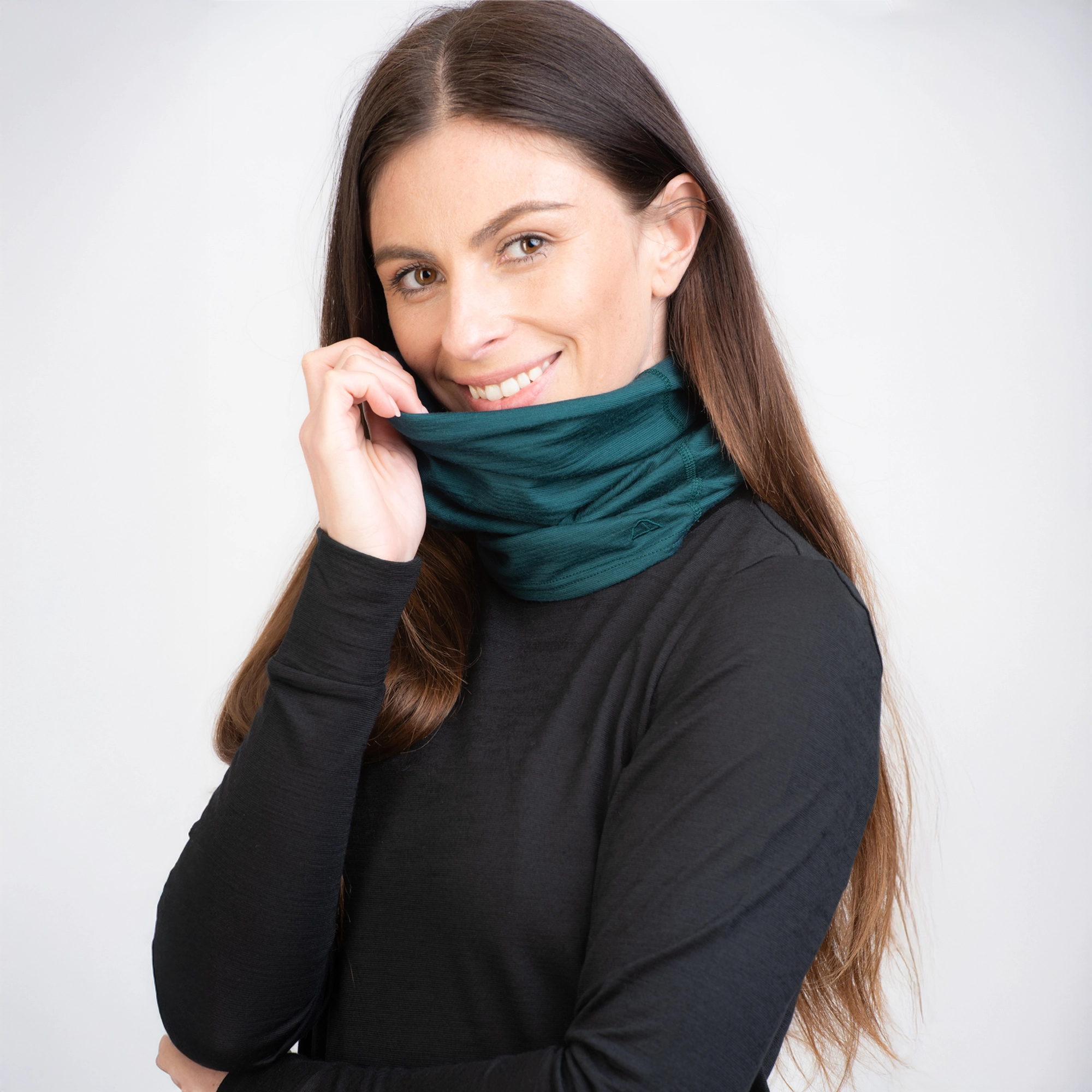 TOM FYFE Merino Schlauchschal in Deep Teal, Damen Model trägt den Schal TF737301