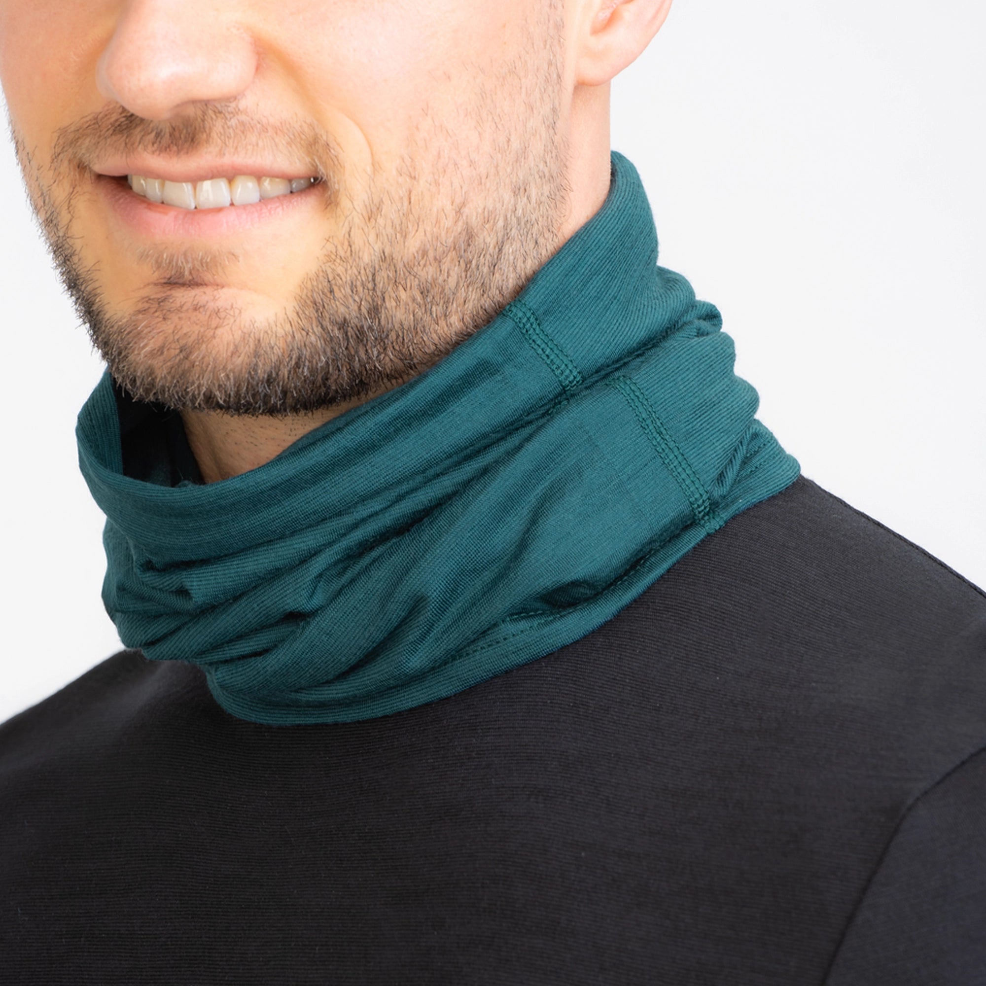 TOM FYFE Merino Schlauchschal in Deep Teal, Herren Model Nahaufnahme TF737301