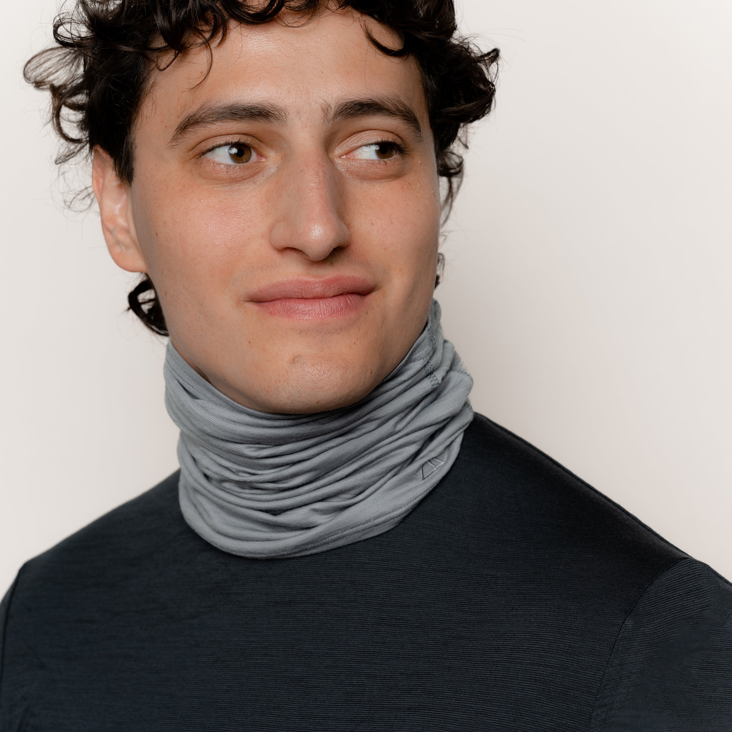 Männliches Model mit Merino Schlauchschal Multifunktionstuch von Tom Fyfe in Hellgrau