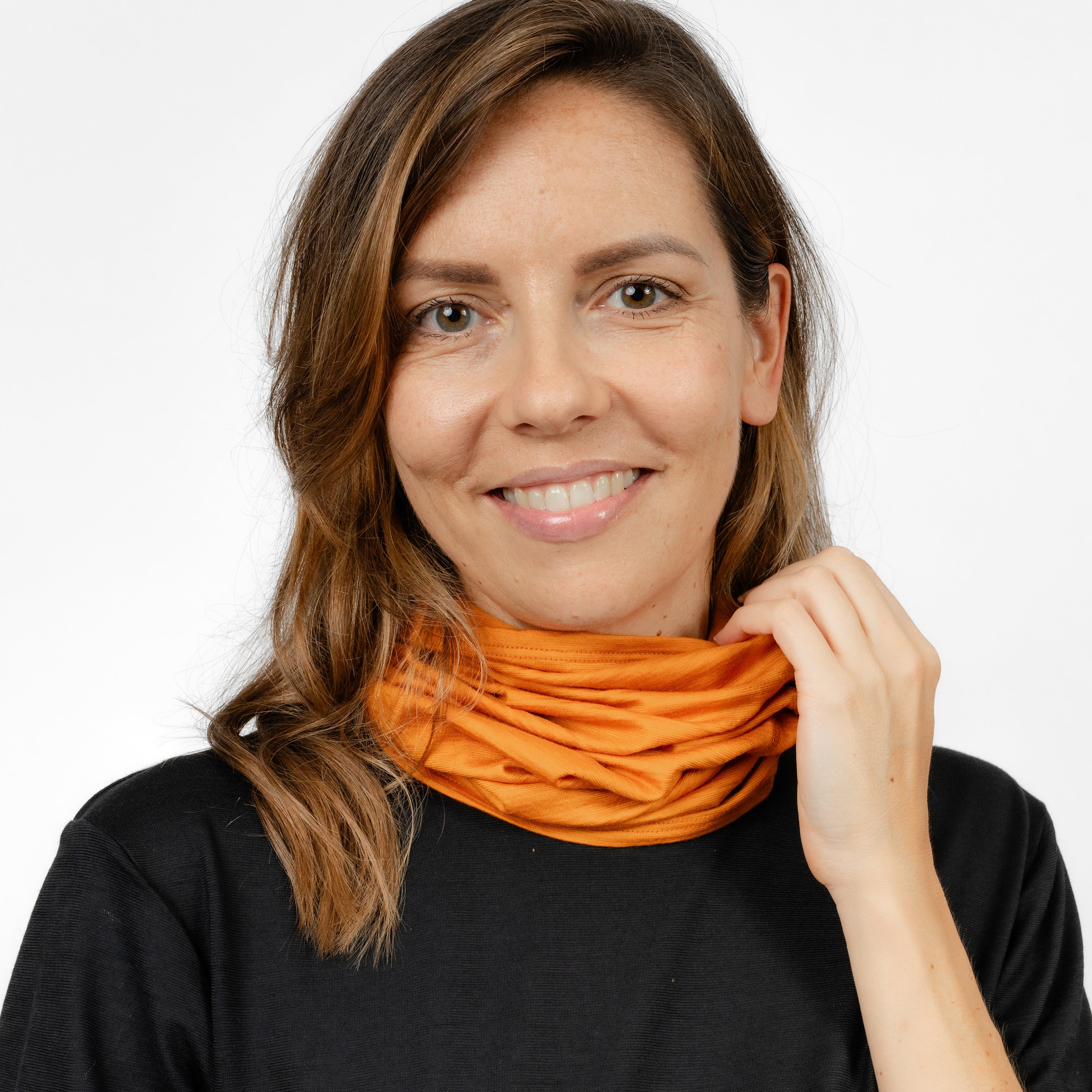 Weibliches Model mit Merino Schlauchschal Multifunktionstuch von Tom Fyfe in Kurkuma