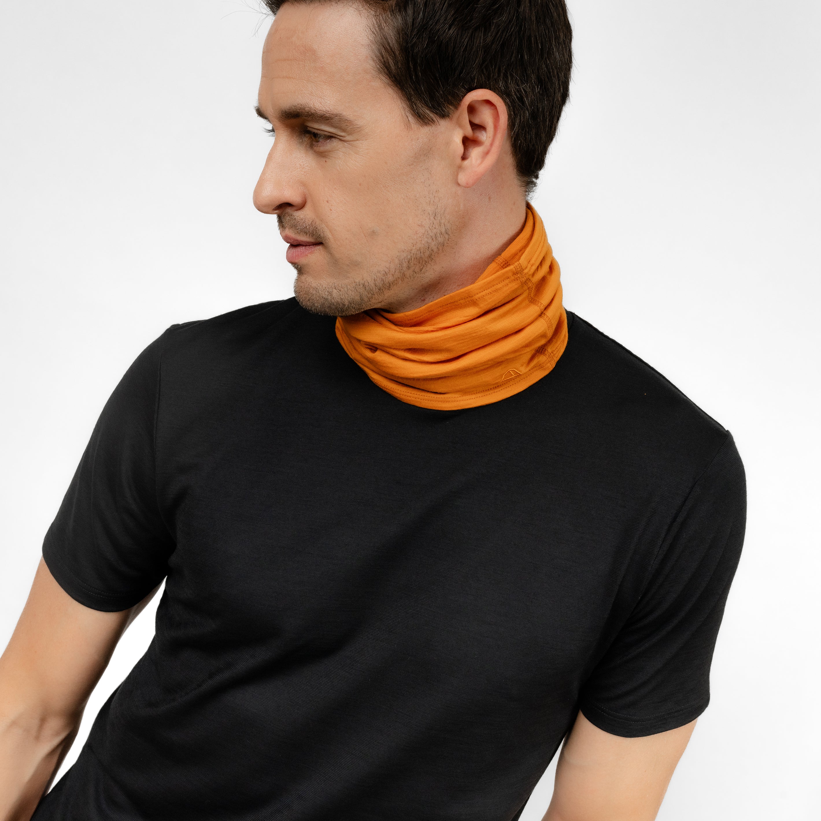 Männliches Model mit Merino Schlauchschal Multifunktionstuch von Tom Fyfe in Kurkuma
