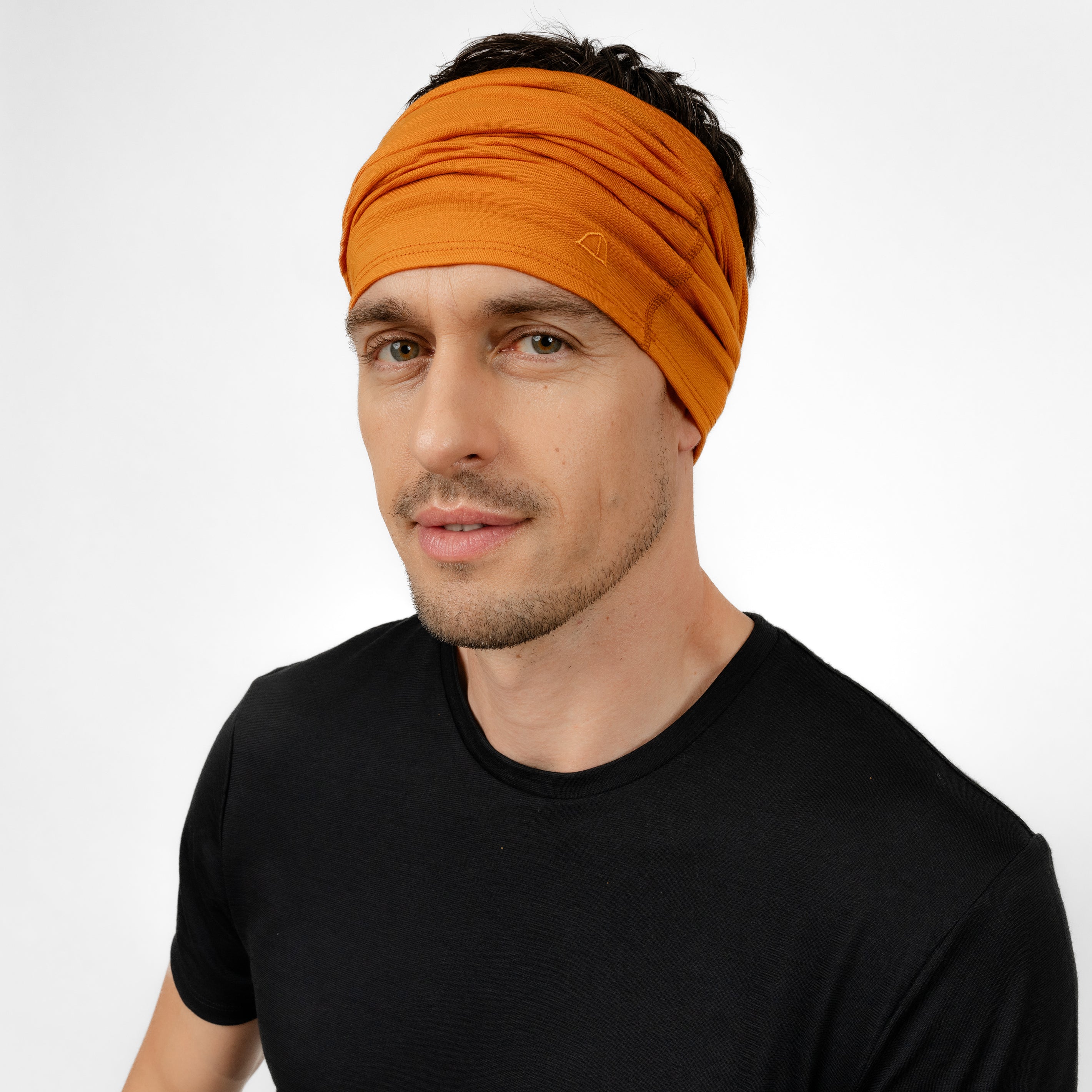 Männliches Model mit Merino Schlauchschal Multifunktionstuch von Tom Fyfe in Kurkuma als Kopfbedeckung