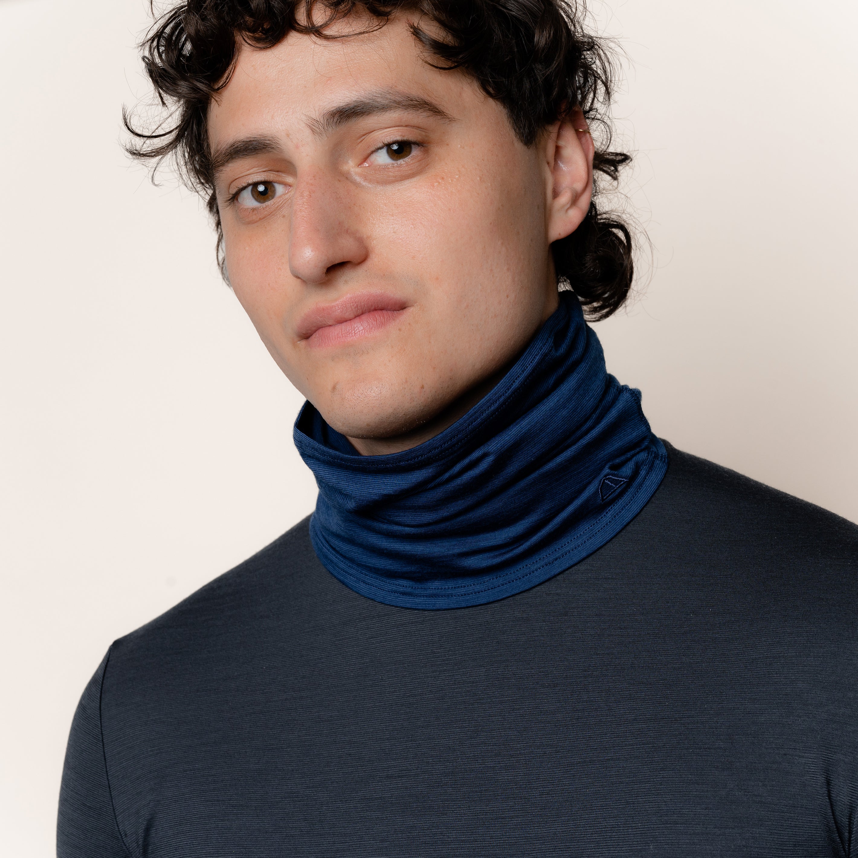 Männliches Model mit Merino Schlauchschal Multifunktionstuch von Tom Fyfe in Marine
