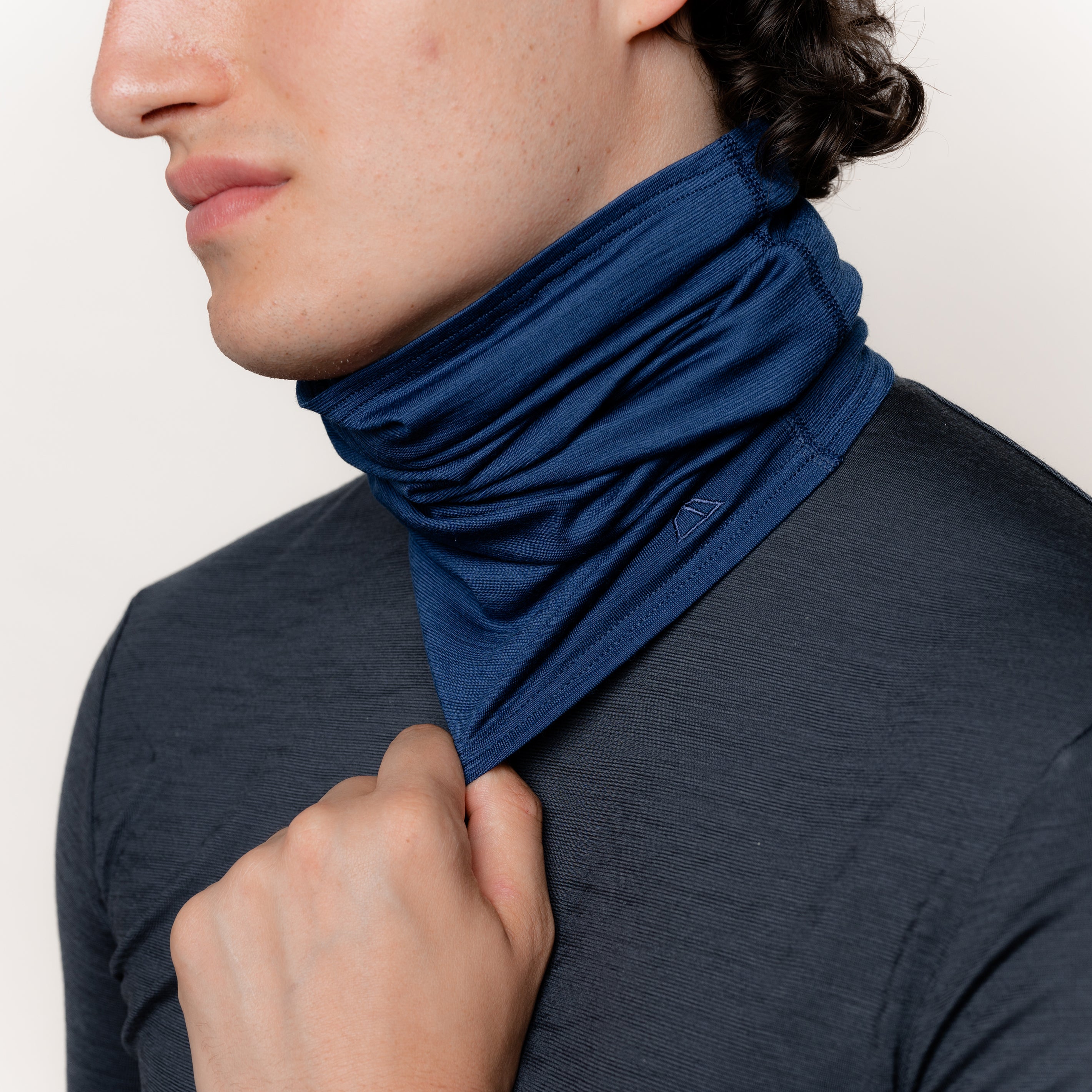 Dehnbarer Merino Schlauchschal Multifunktionstuch von Tom Fyfe in Marine