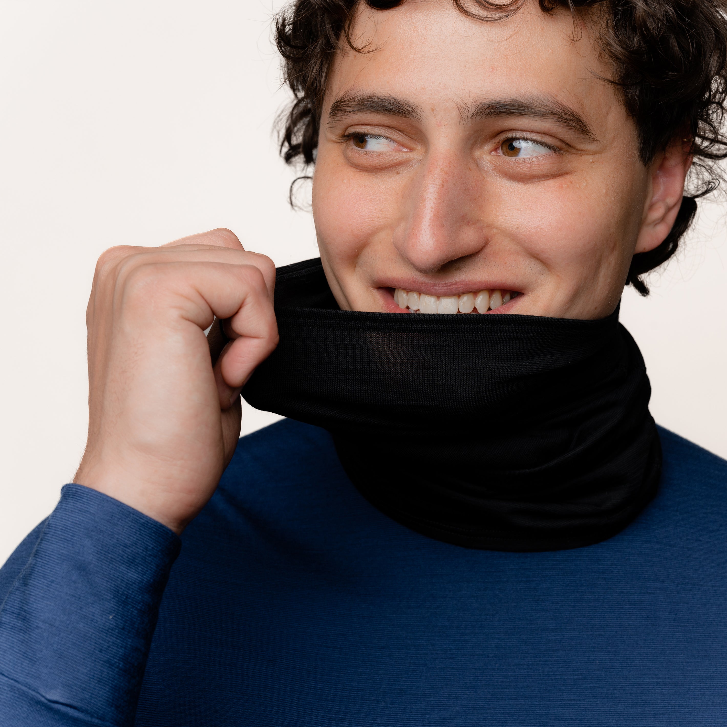 Dehnbarer Merino Schlauchschal Multifunktionstuch von Tom Fyfe in Schwarz