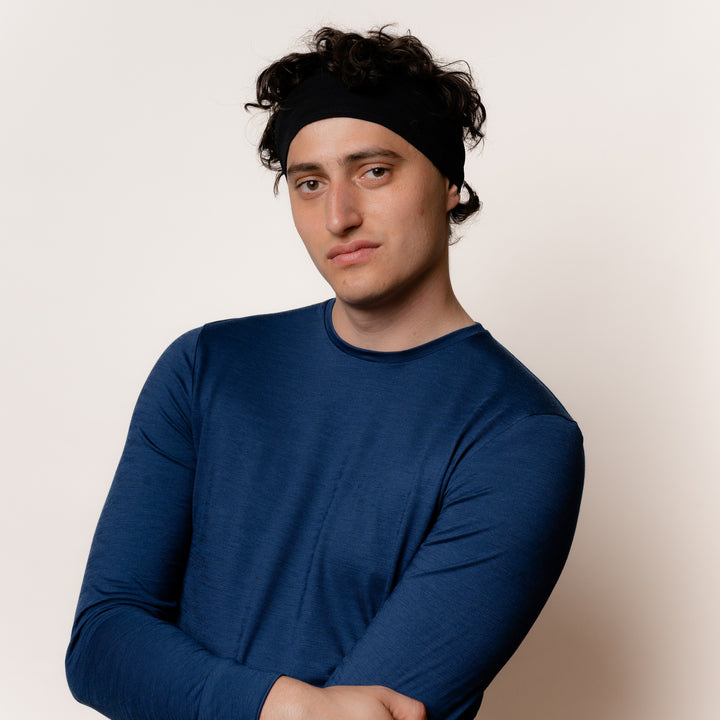 Männliches Model mit Merino Schlauchschal Multifunktionstuch von Tom Fyfe in Schwarz als Kopfbedeckung #farbe_schwarz