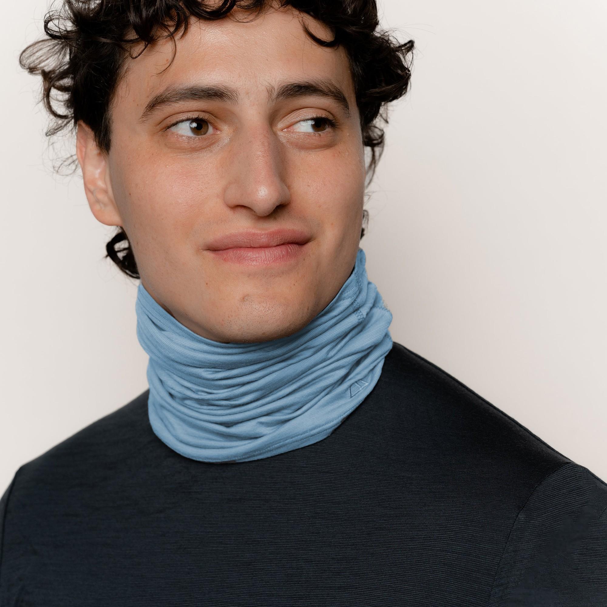 Männliches Model mit Merino Schlauchschal Multifunktionstuch von TOM FYFE in Steel Blue