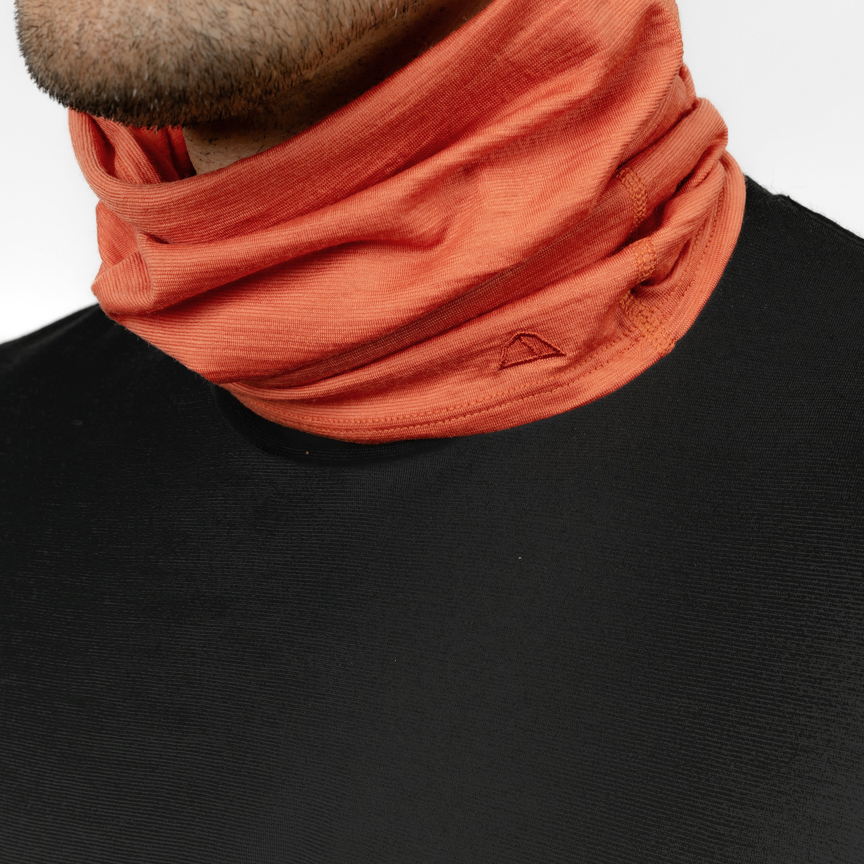 Männliches Model mit Merino Schlauchschal Multifunktionstuch von Tom Fyfe in Terracotta