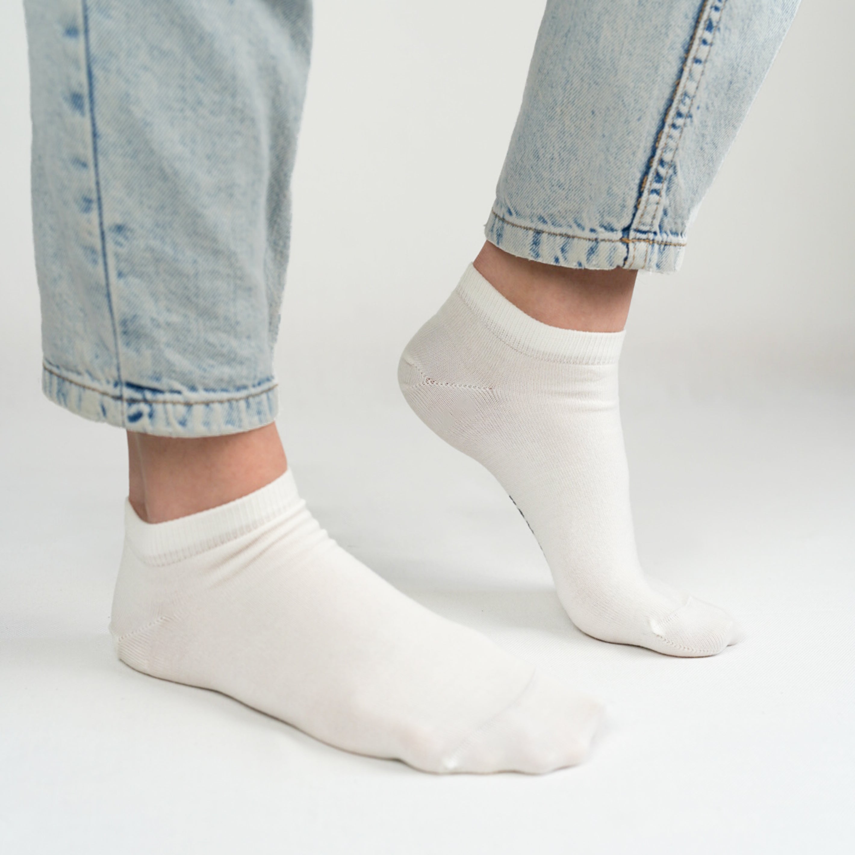 Merino Sneakersocken von Tom Fyfe Seitenansicht in Weiss