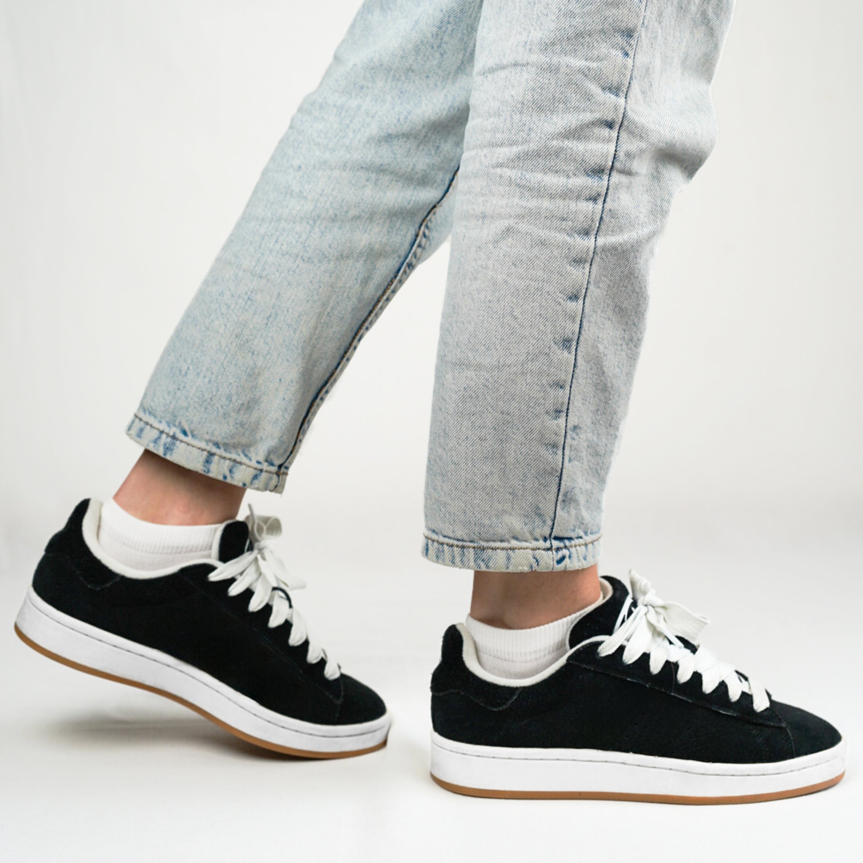 Merino Sneakersocken von Tom Fyfe Seitenansicht in Sneaker in Weiss