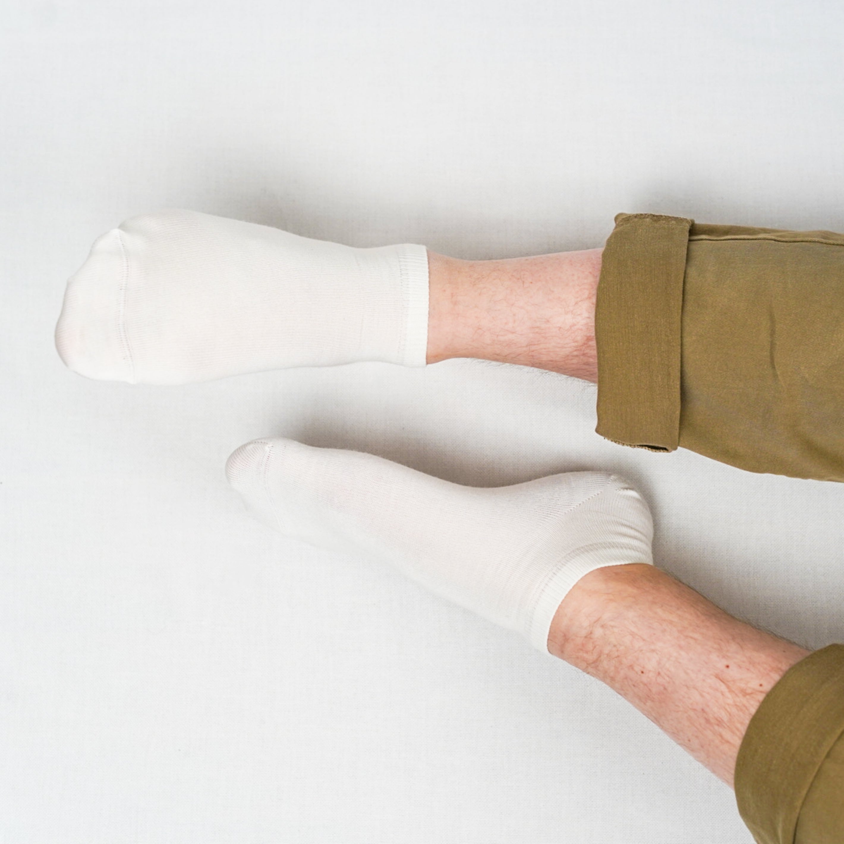 Merino Sneakersocken von Tom Fyfe Seitenansicht Front in Weiss