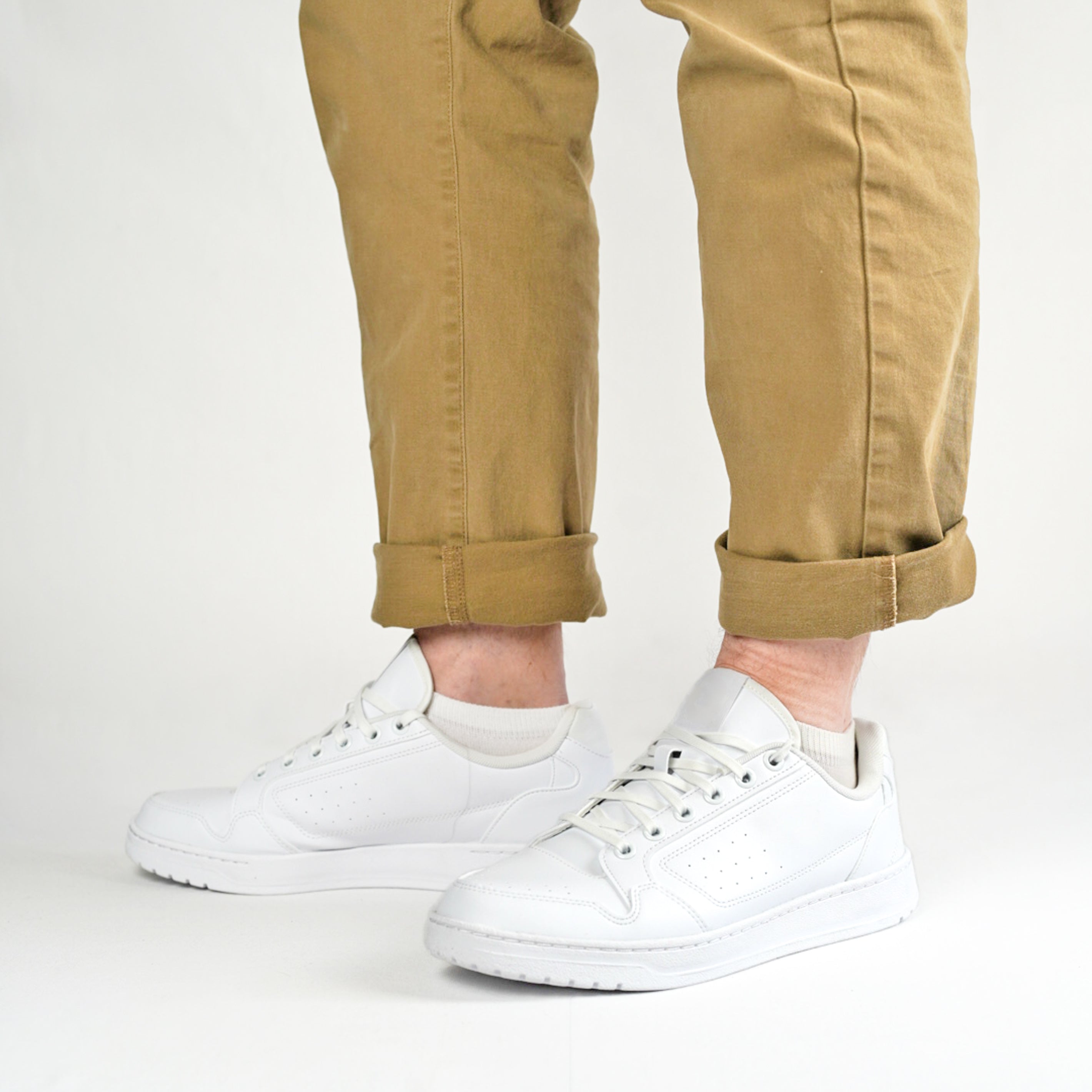 Merino Sneakersocken von Tom Fyfe getragen in Sneaker in Weiss