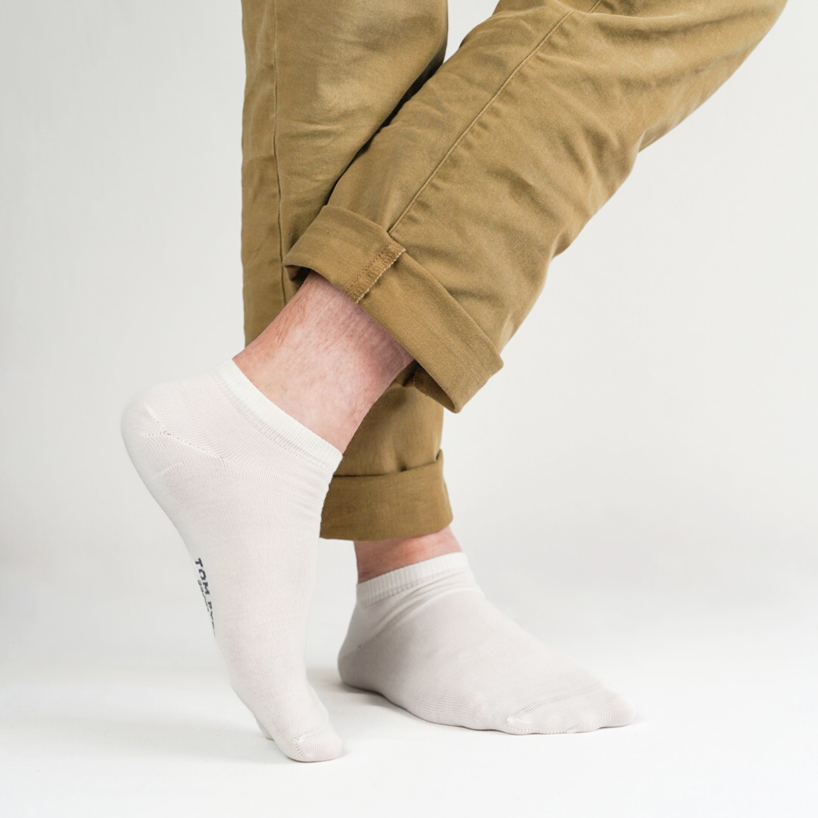 Merino Sneakersocken von Tom Fyfe Frontansicht und Seitenansicht in Weiss