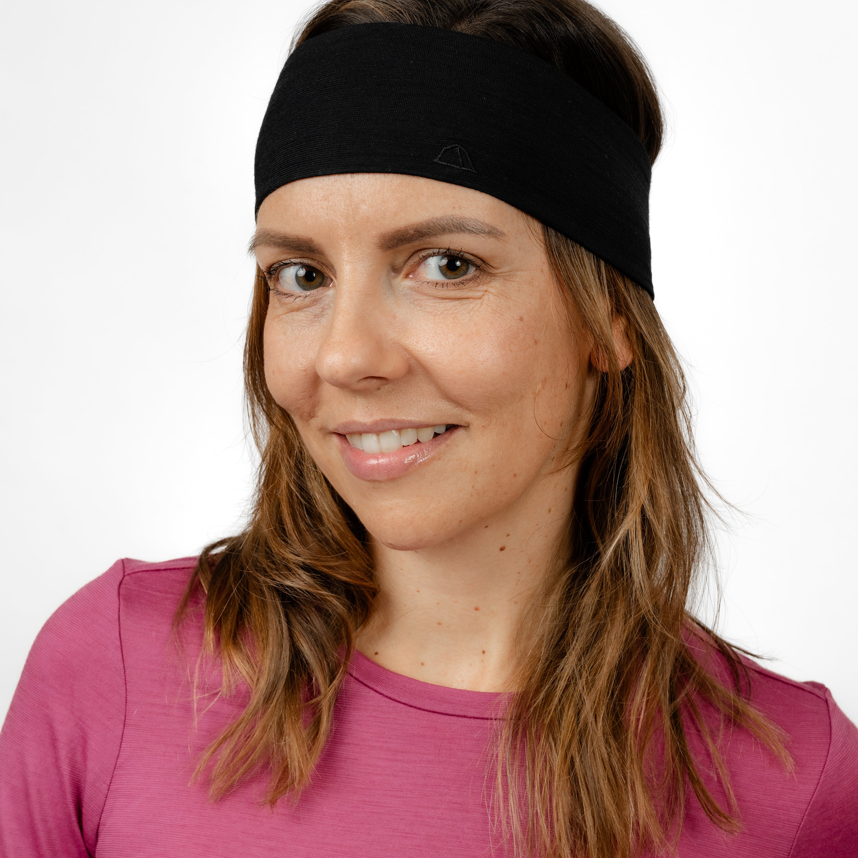 Weibliches Model mit Merino Stirnband von Tom Fyfe in Schwarz