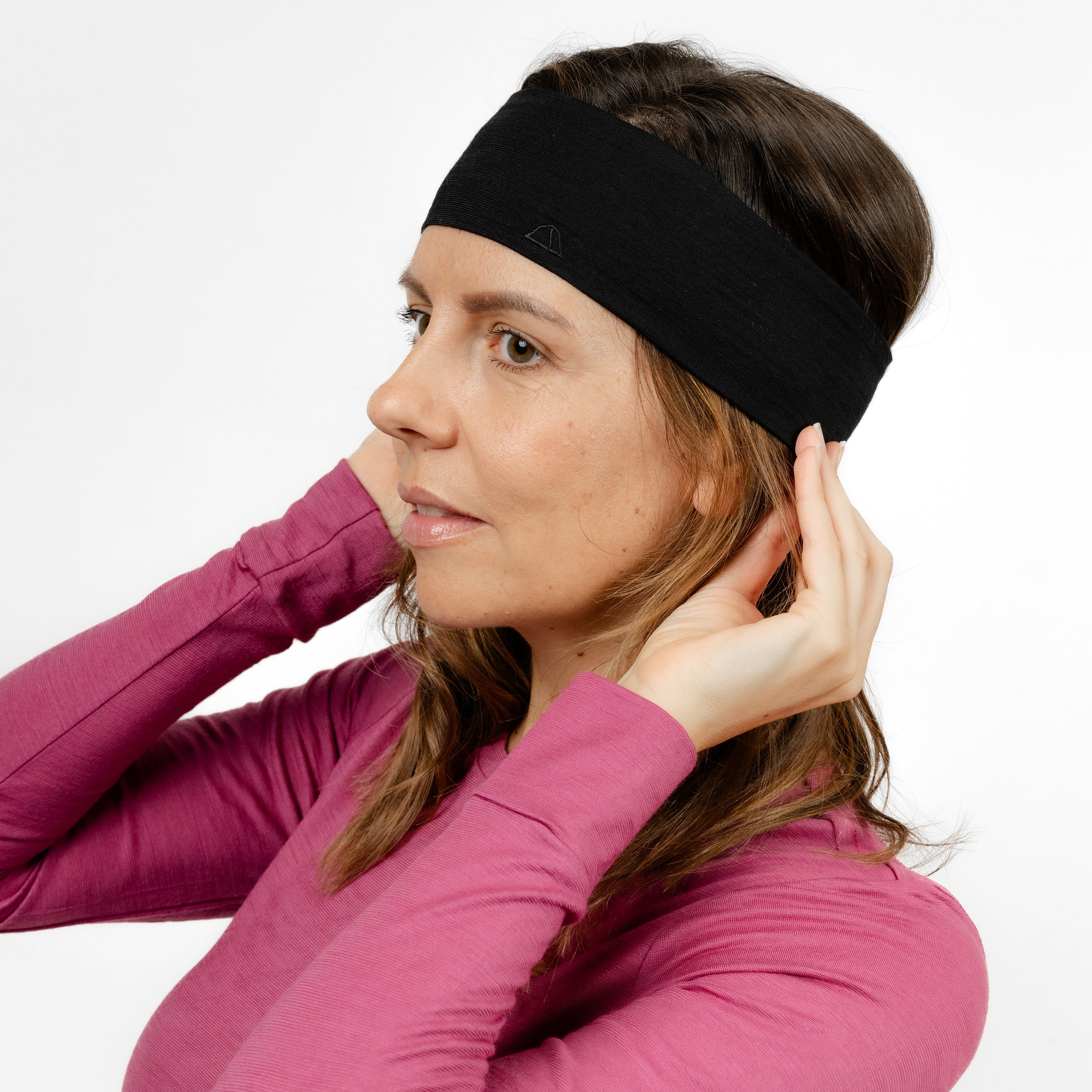 Weibliches Model mit Merino Stirnband Seitenansicht von Tom Fyfe in Schwarz