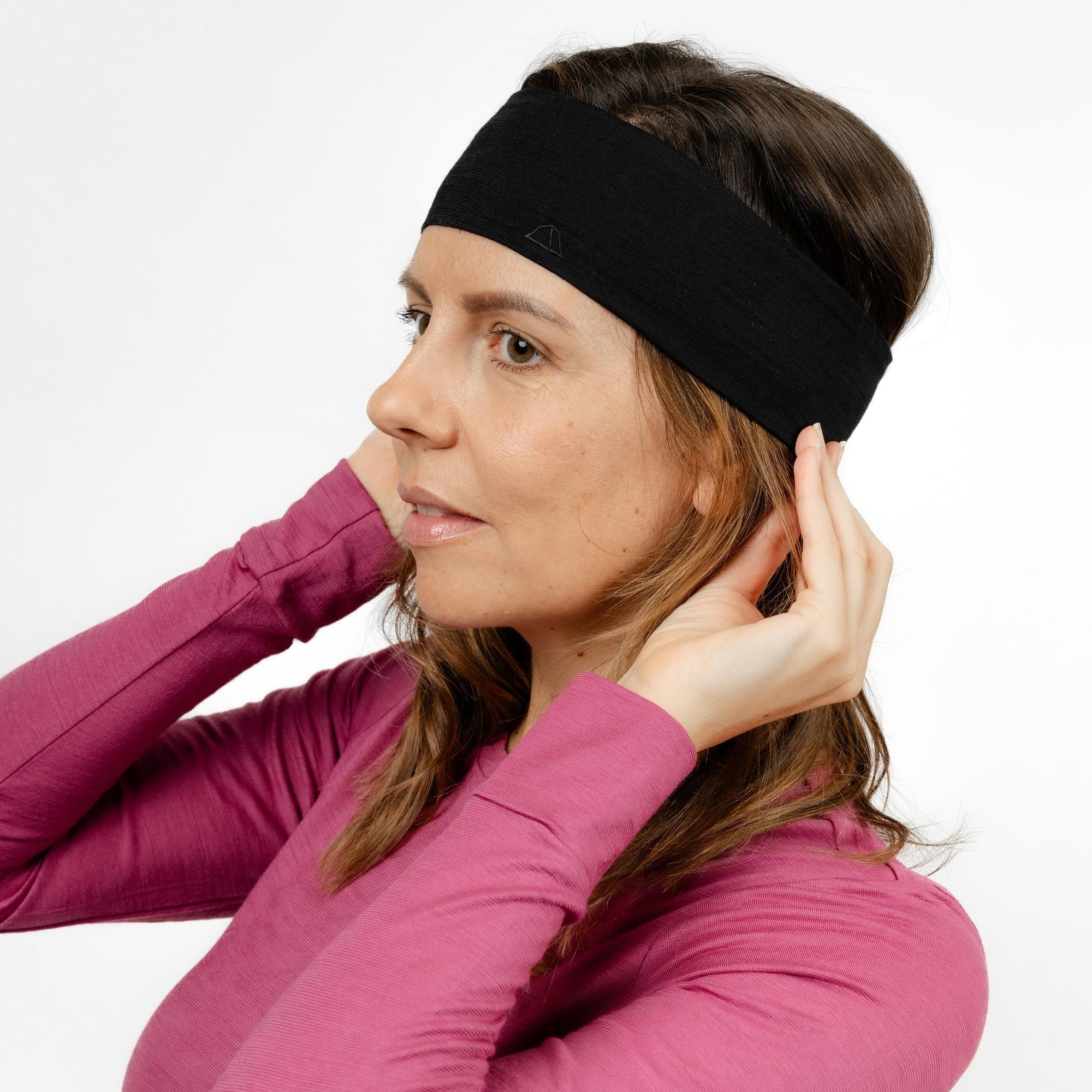 Weibliches Model mit Merino Stirnband Seitenansicht von Tom Fyfe in Schwarz