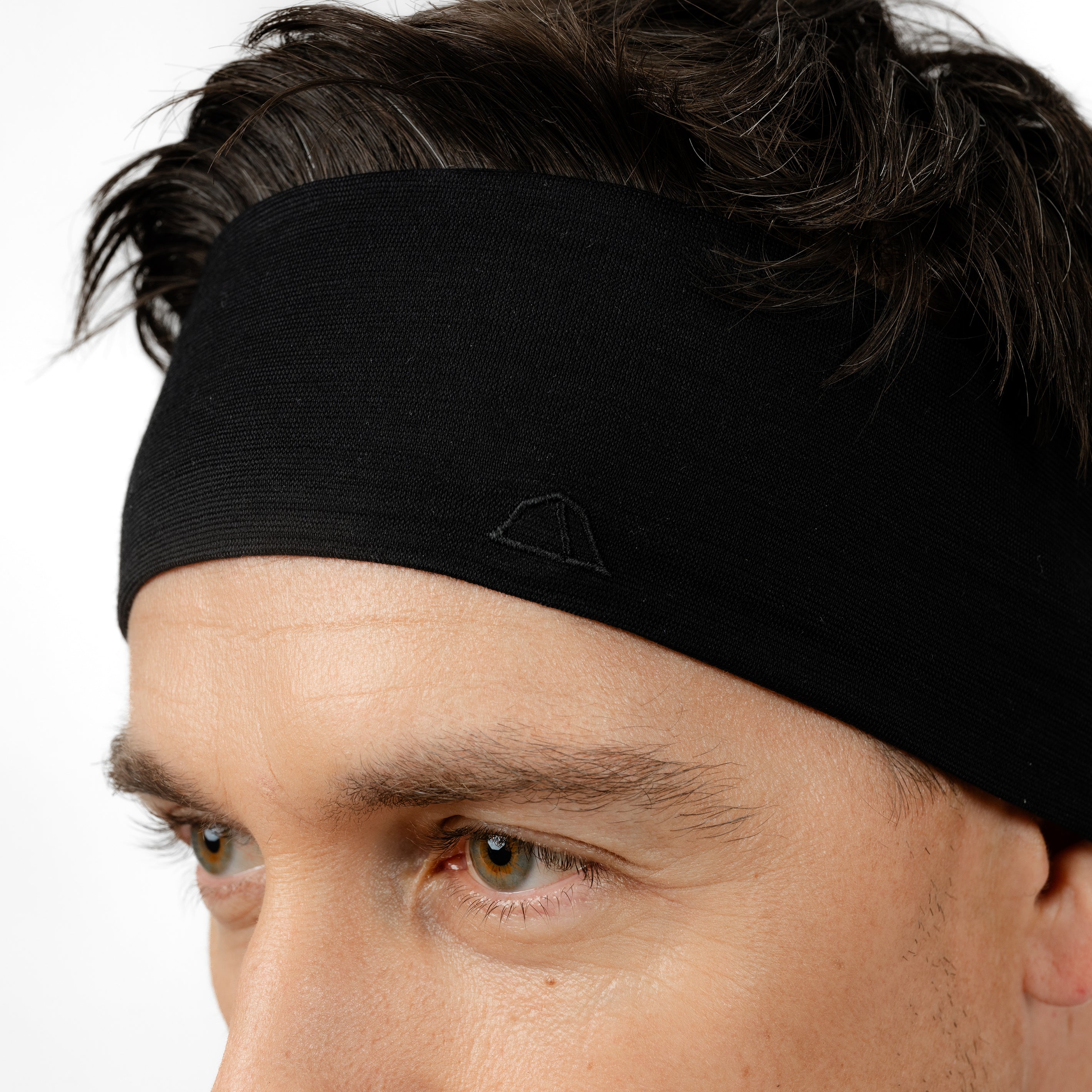 Männliches Model mit Merino Stirnband Seitenansicht Tom Fyfe in Schwarz