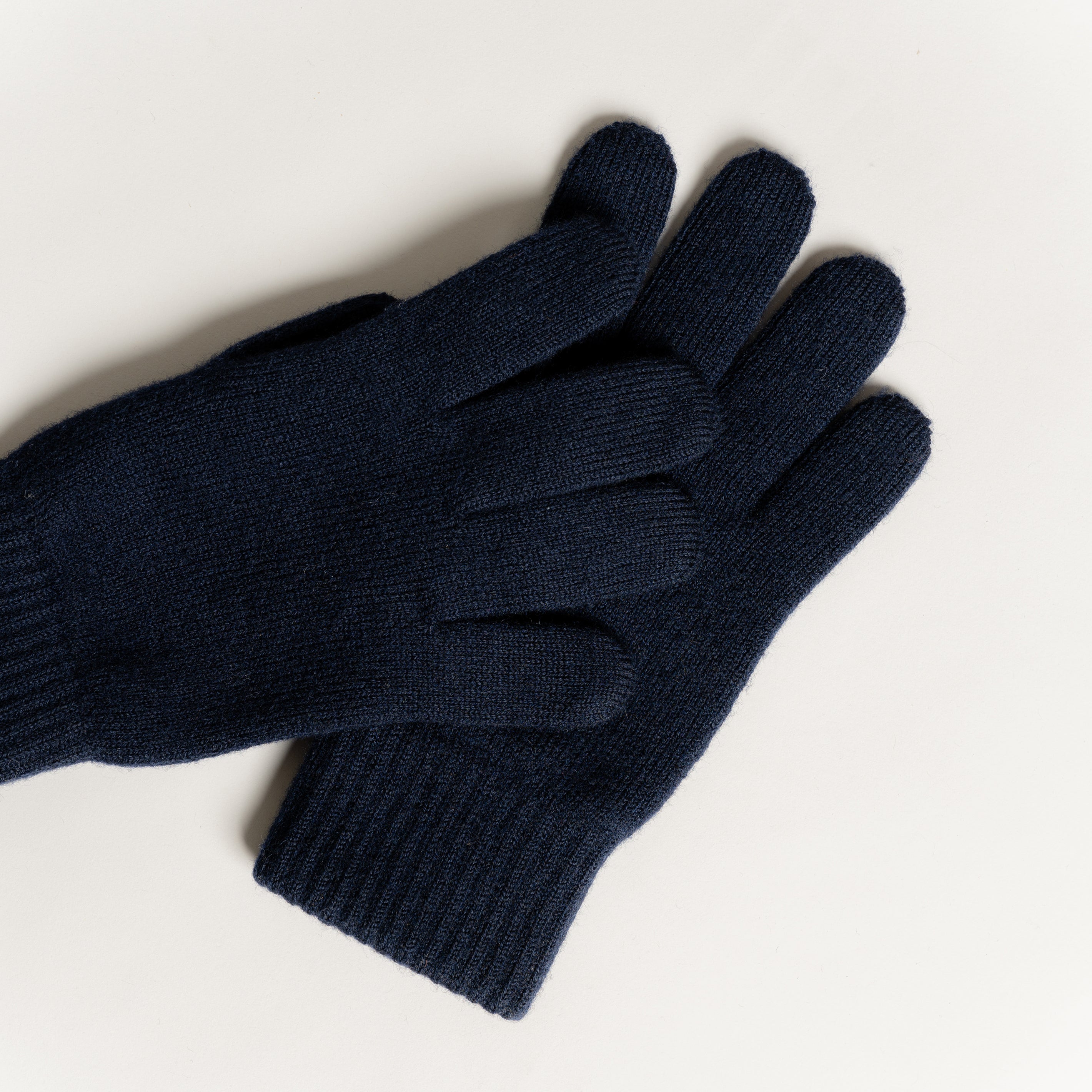 Die Wollhandschuhe aus Merinowolle in der Farbe Dunkelblau sind äußerst bequem und kratzen nicht