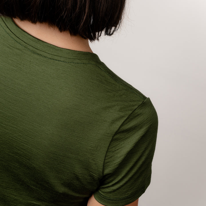 Model im Merino Damen Shirt von Tom Fyfe in Wadgrün Schulter #farbe_waldgruen